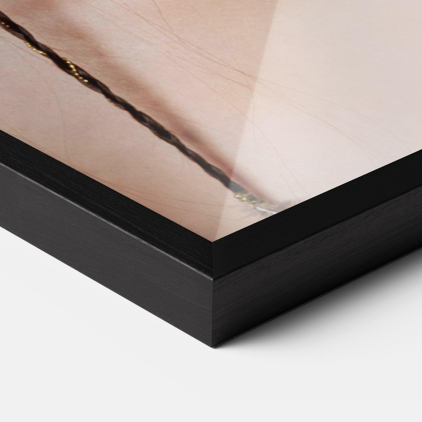 Keretezett Poszter Gold Hand Accessory mockup 3