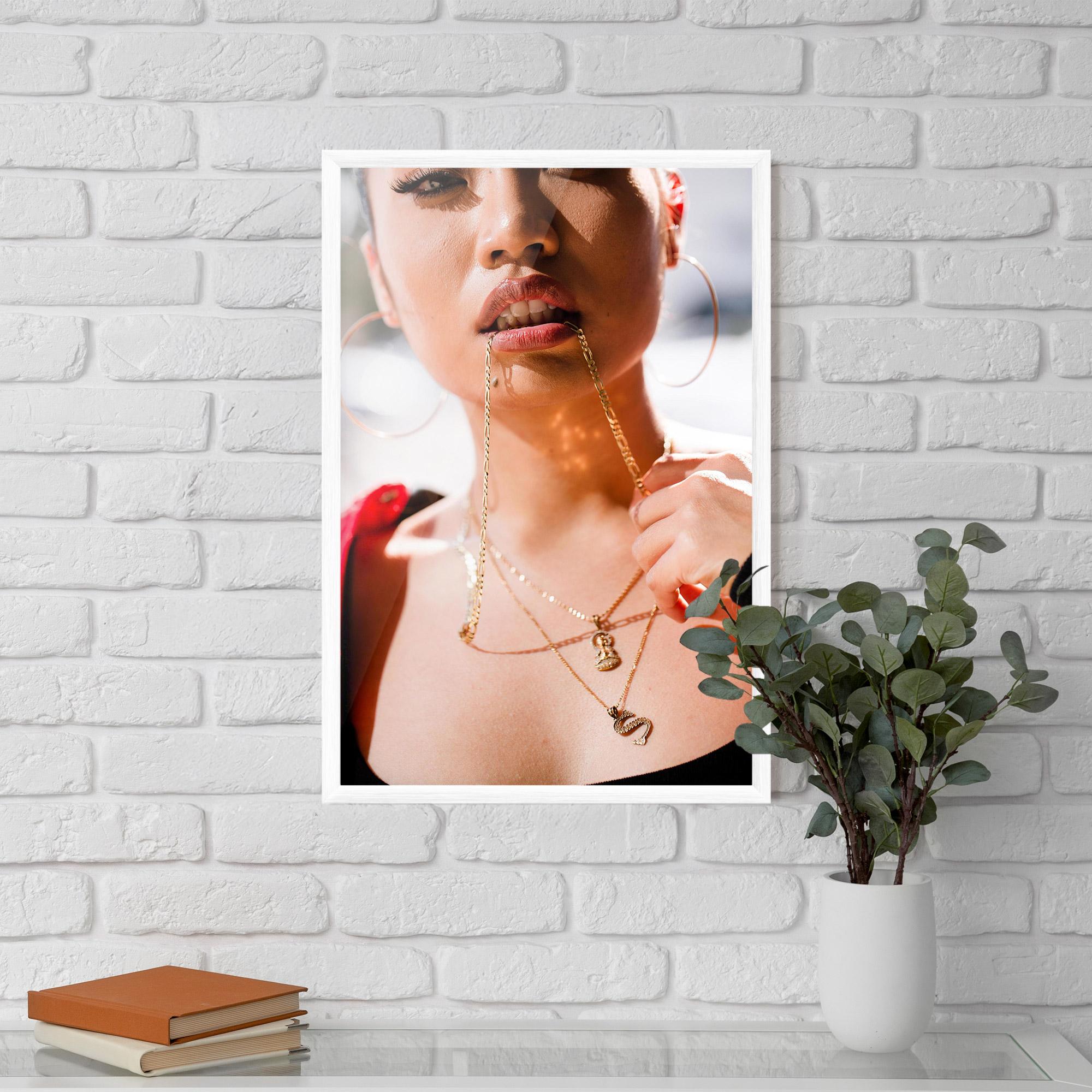 Keretezett Poszter S Gold Necklace mockup 5