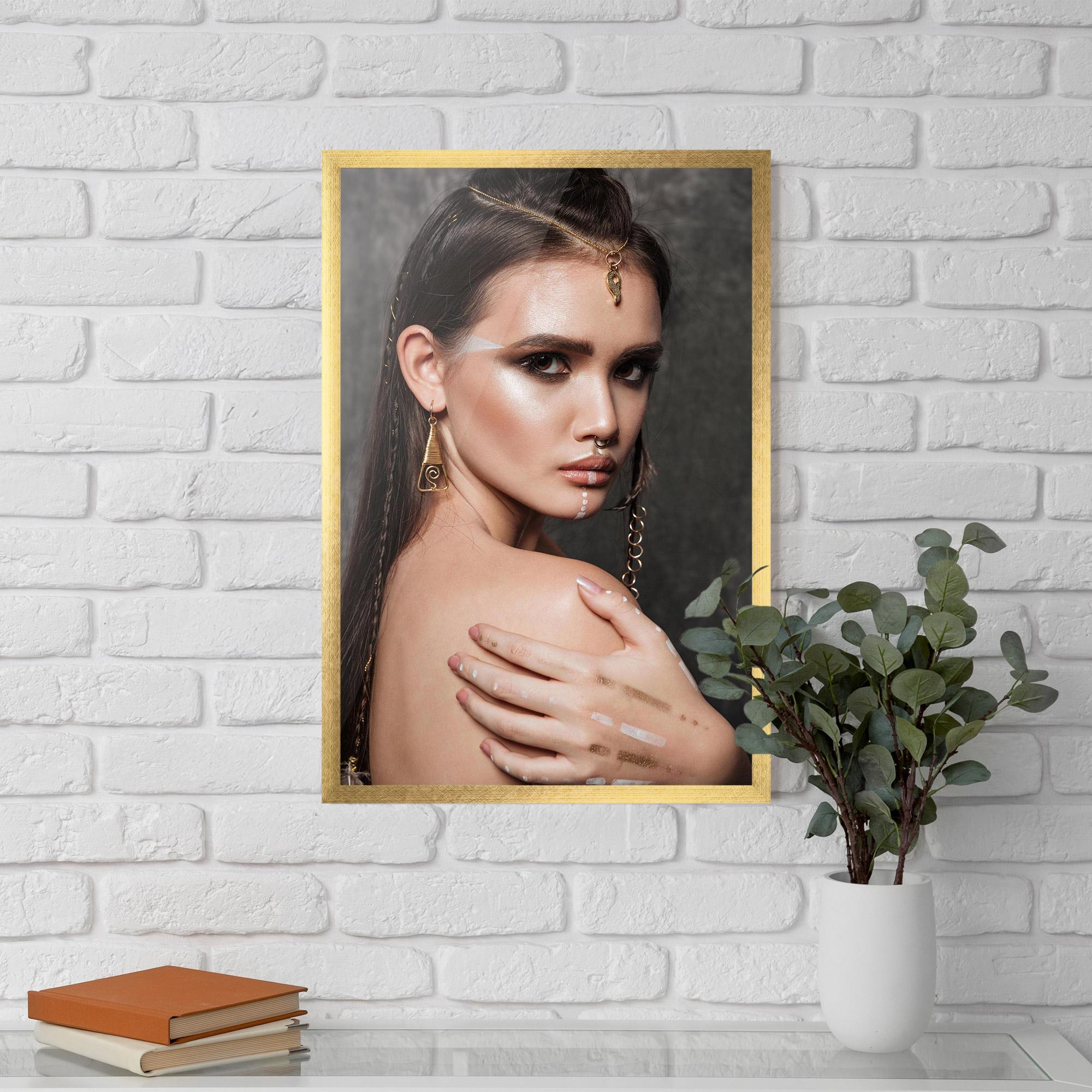 Keretezett Poszter Gold Triangle Earring mockup 5