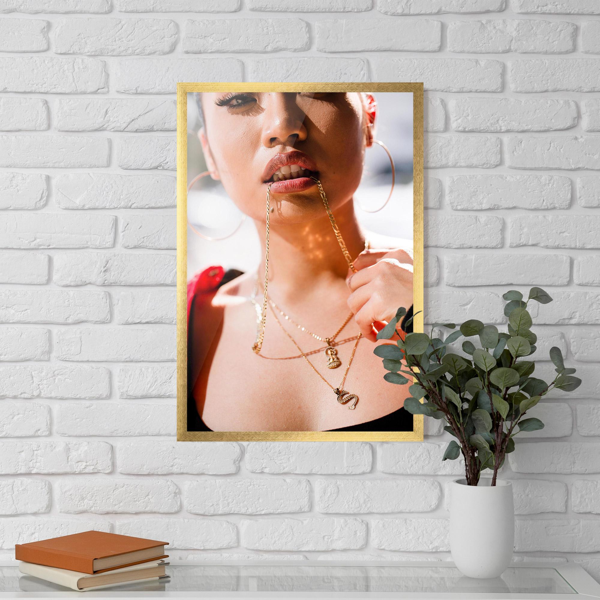 Keretezett Poszter S Gold Necklace mockup 5