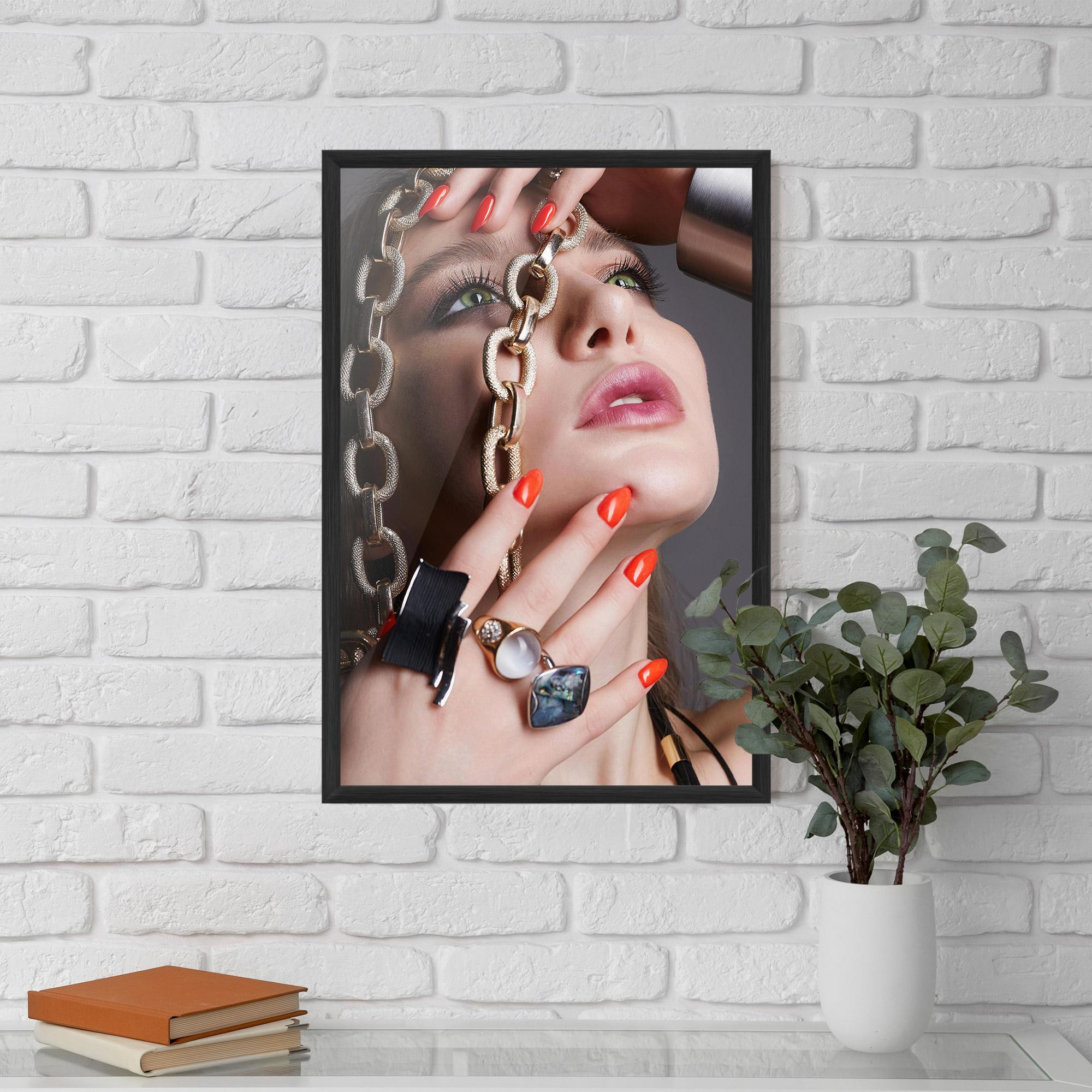 Keretezett Poszter Big Chain Woman mockup 5