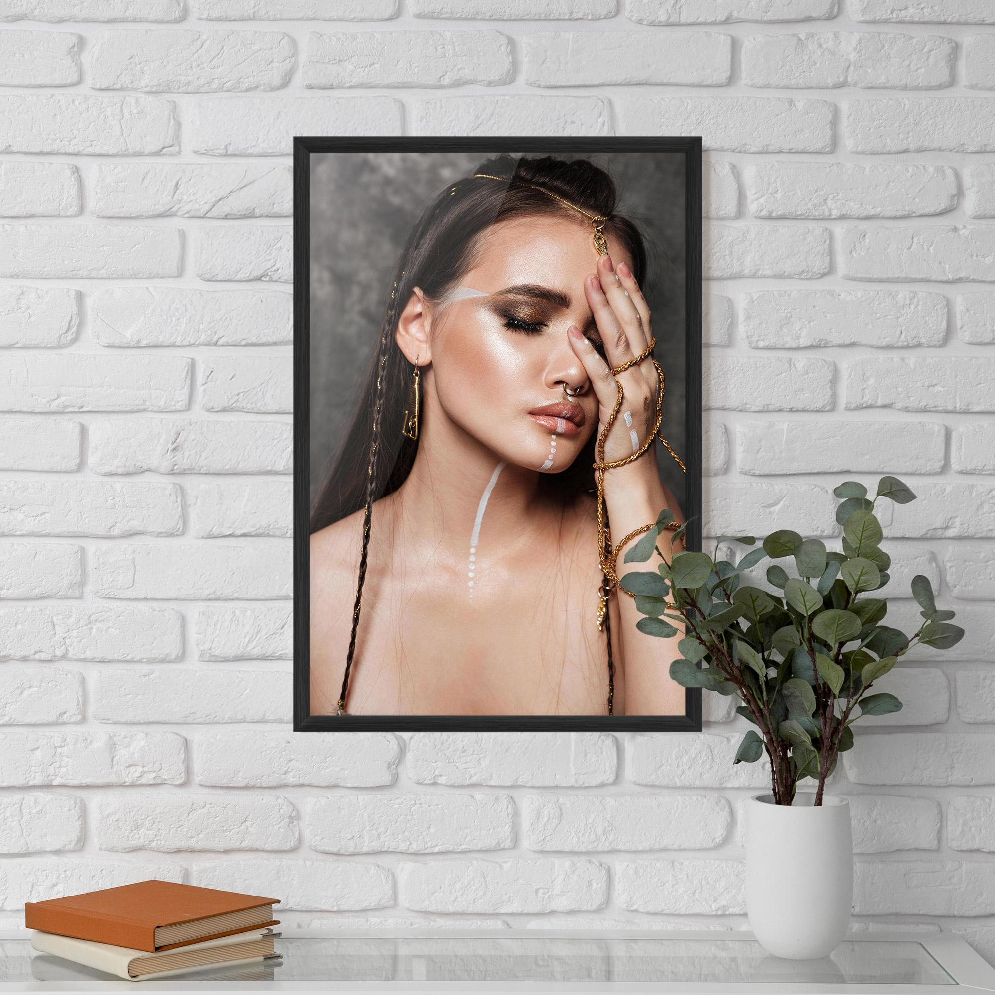 Keretezett Poszter Gold Hand Accessory mockup 5