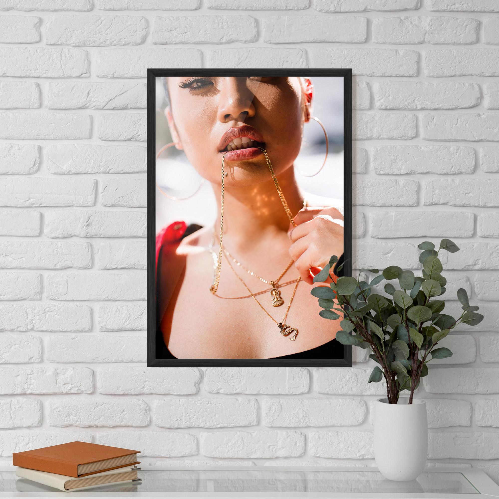 Keretezett Poszter S Gold Necklace mockup 5