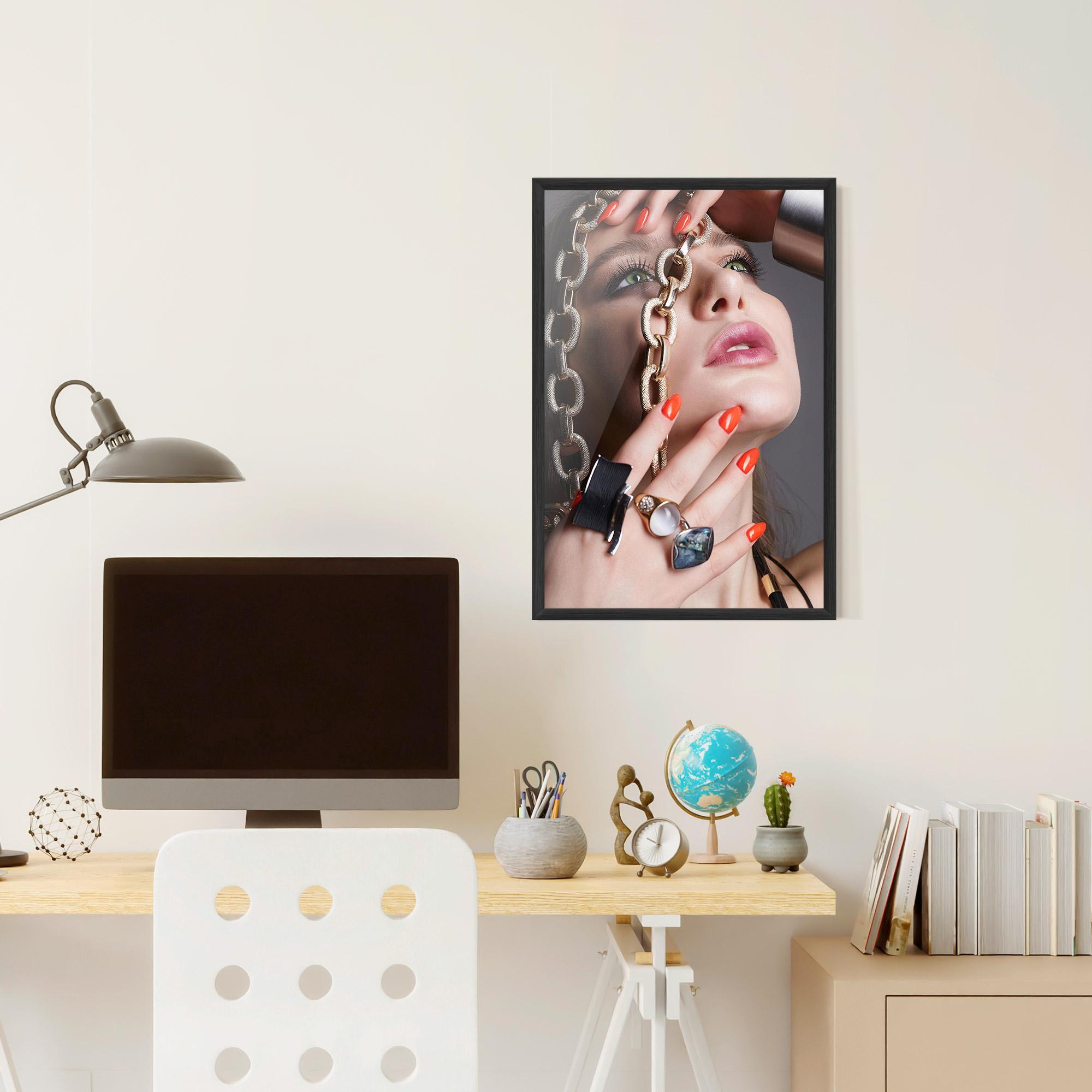 Keretezett Poszter Big Chain Woman mockup 6