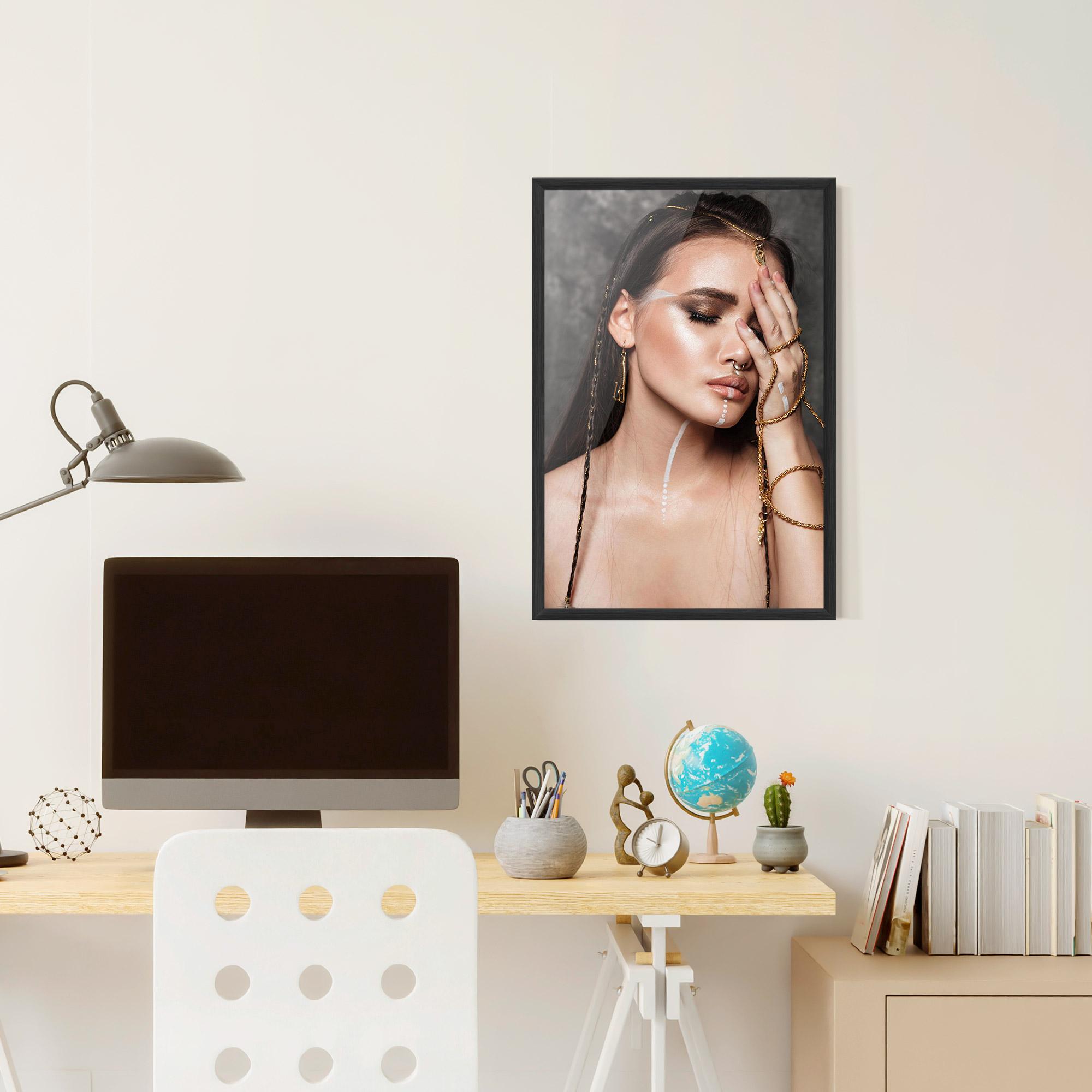 Keretezett Poszter Gold Hand Accessory mockup 6