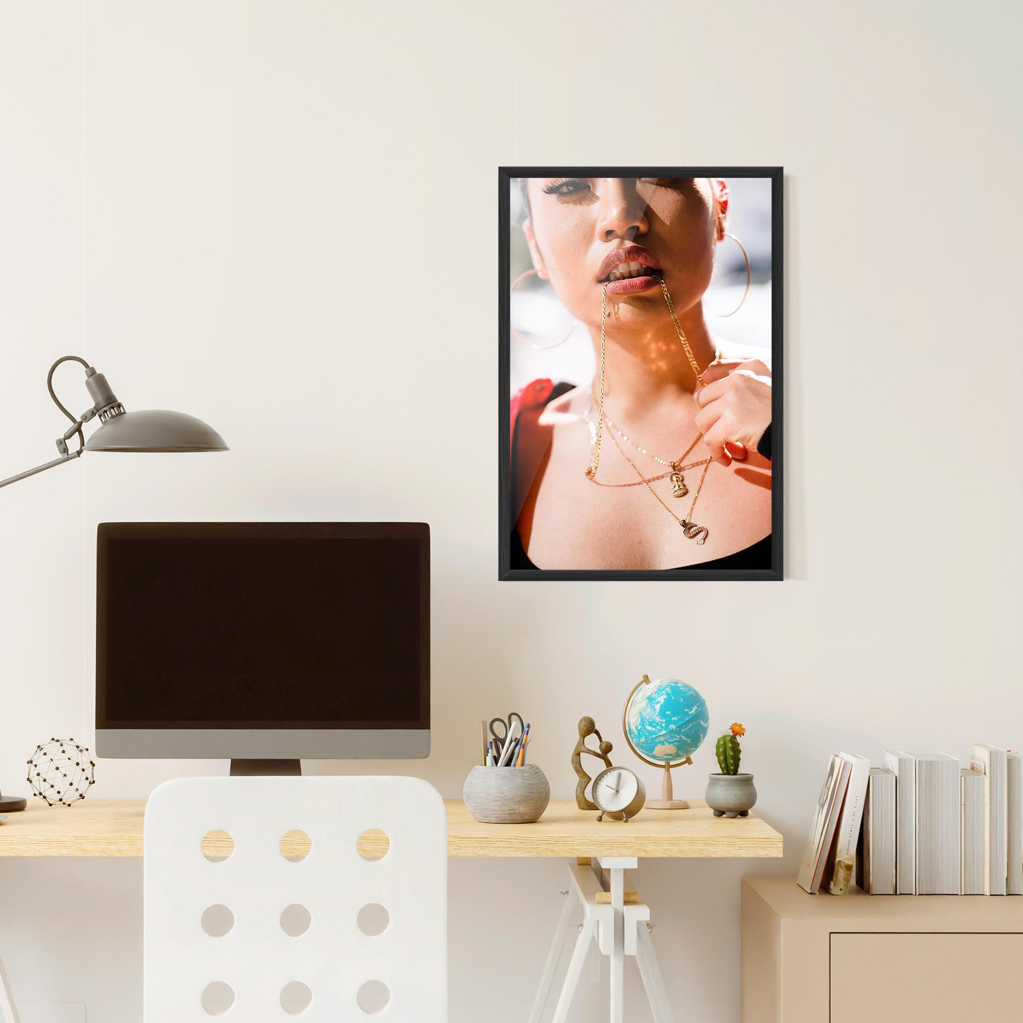 Keretezett Poszter S Gold Necklace mockup 6