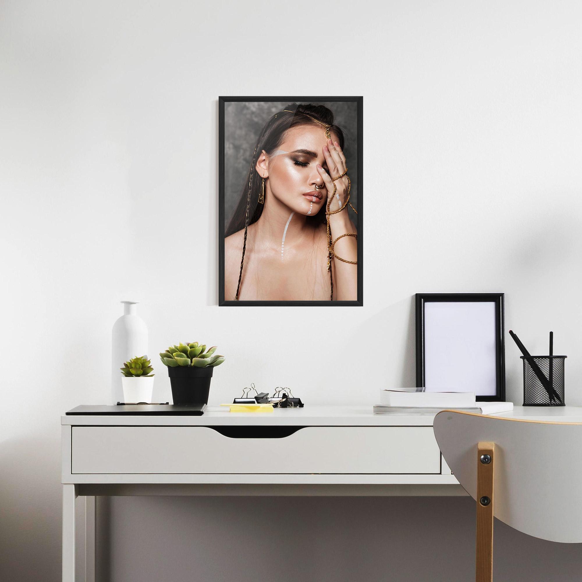 Keretezett Poszter Gold Hand Accessory mockup 7