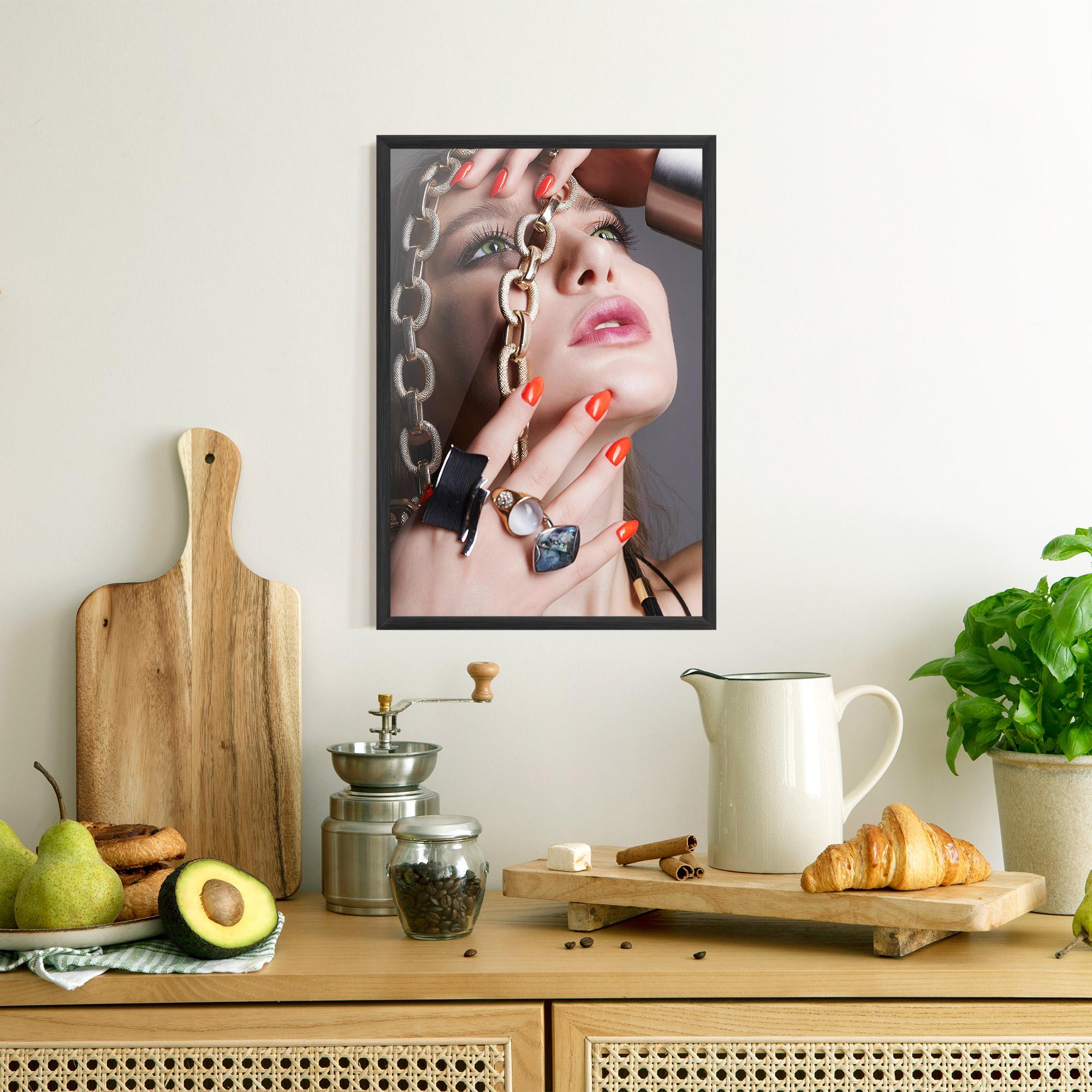 Keretezett Poszter Big Chain Woman mockup 8