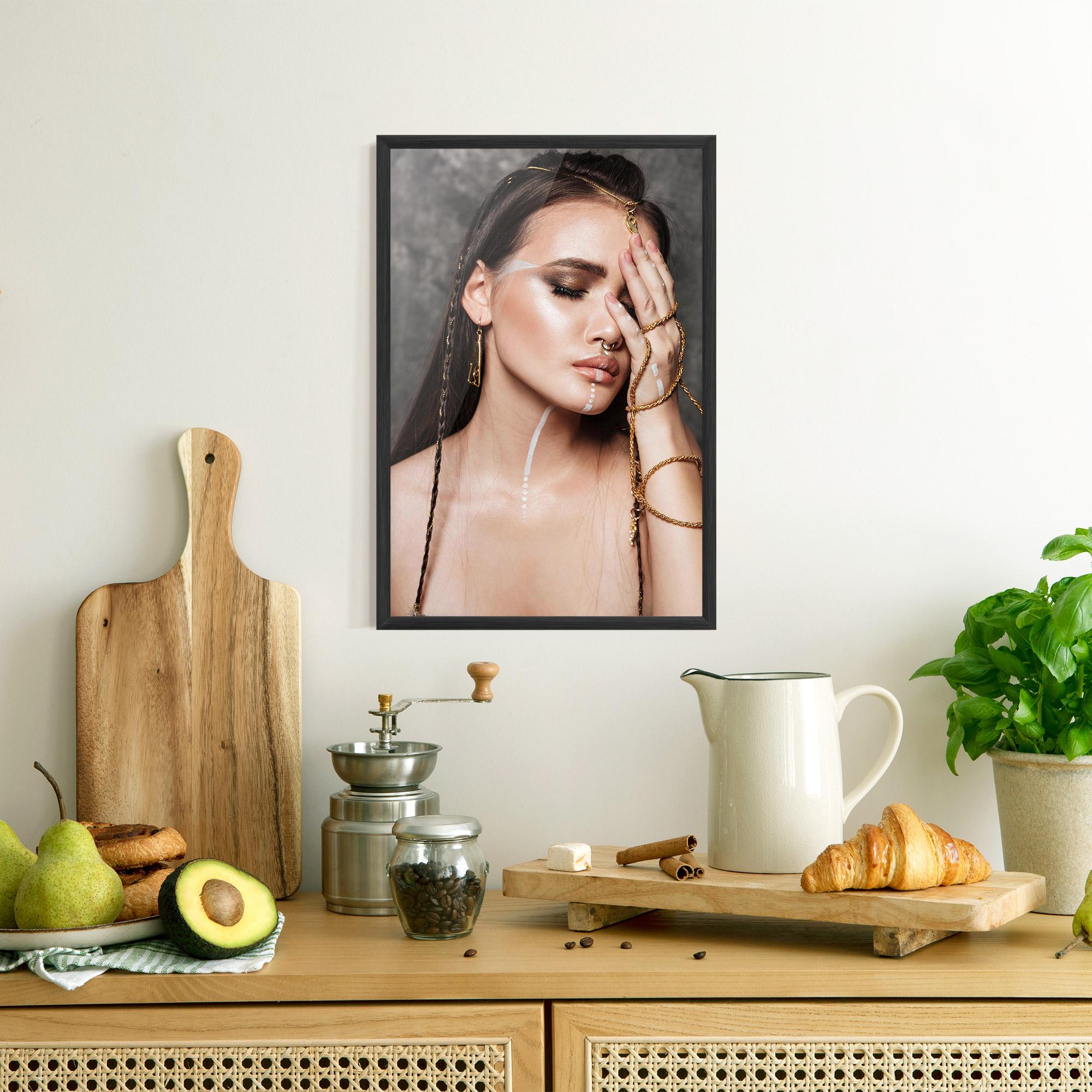 Keretezett Poszter Gold Hand Accessory mockup 8
