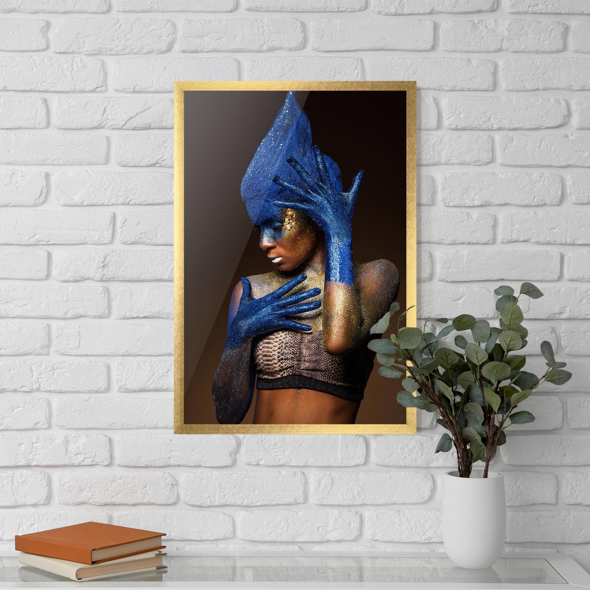 Keretezett Poszter Blue Hands Makeup mockup 5