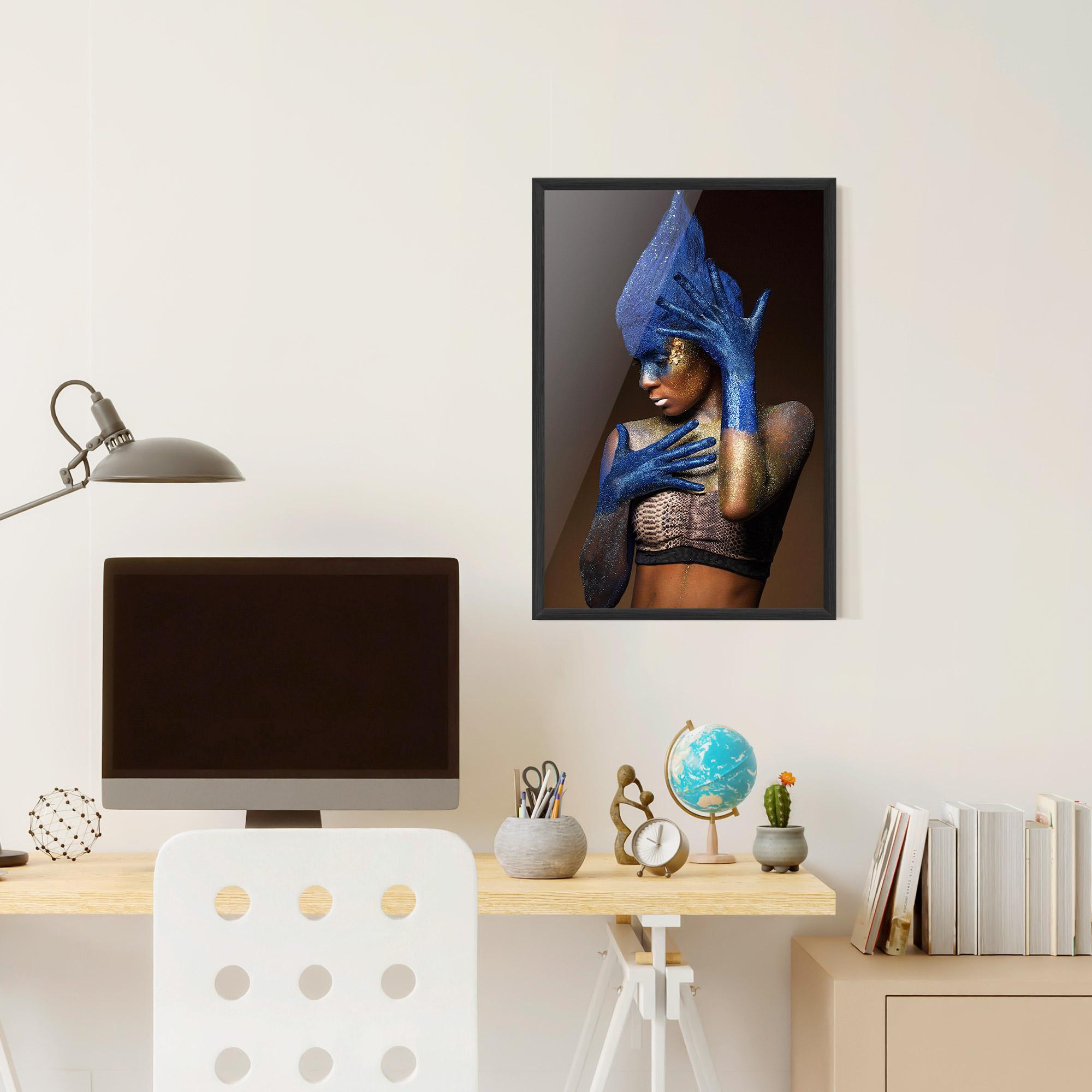 Keretezett Poszter Blue Hands Makeup mockup 6