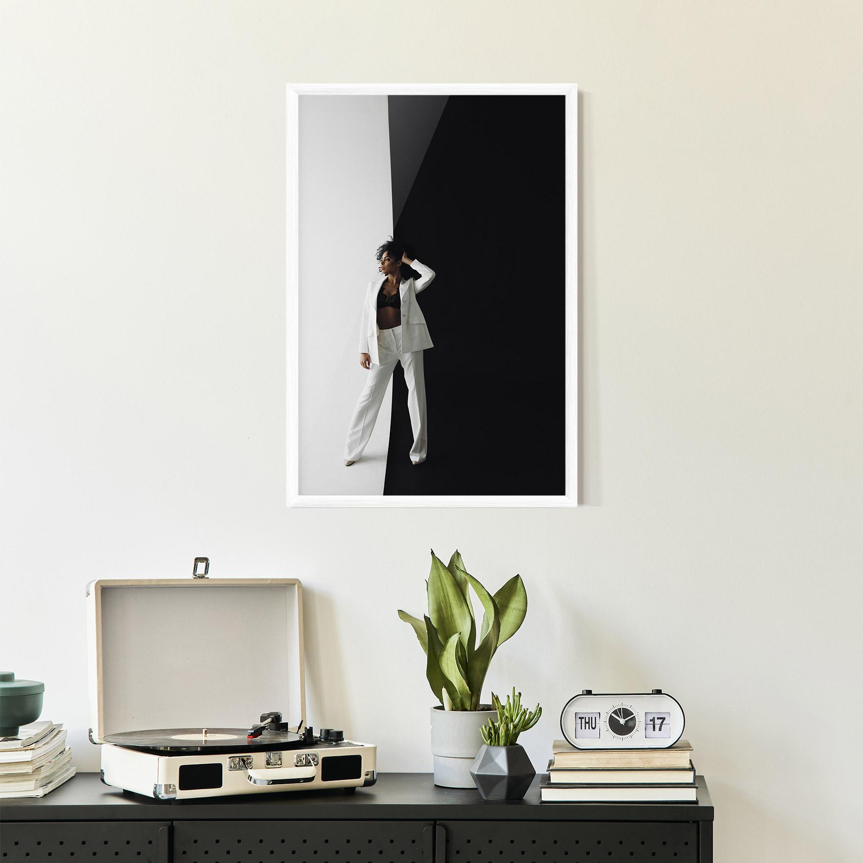 Keretezett Poszter African Girl White Outfit mockup 2