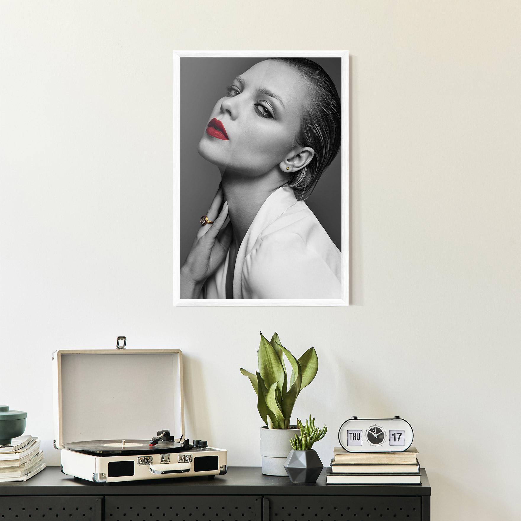 Keretezett Poszter Red Lips White Jacket mockup 2