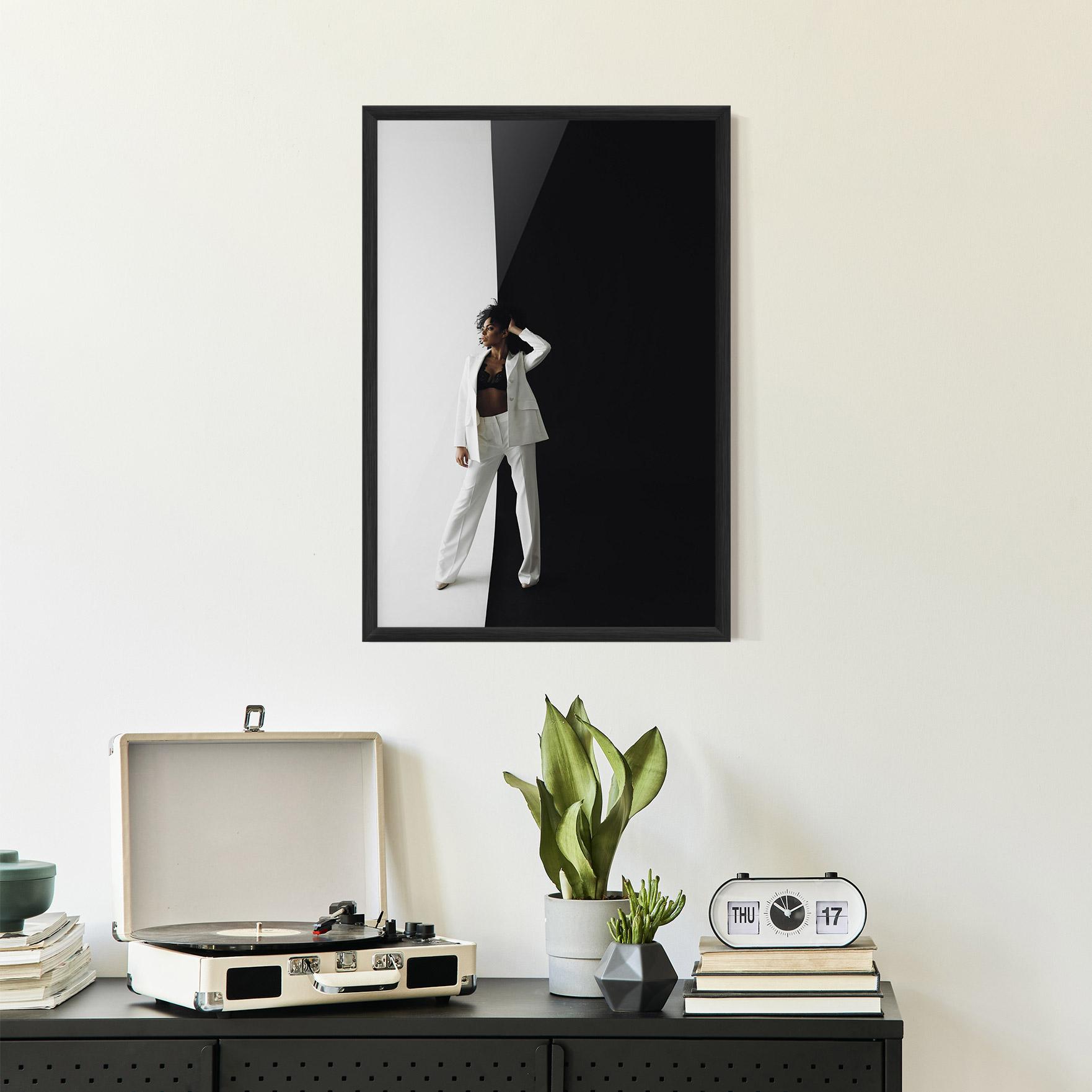 Keretezett Poszter African Girl White Outfit mockup 2