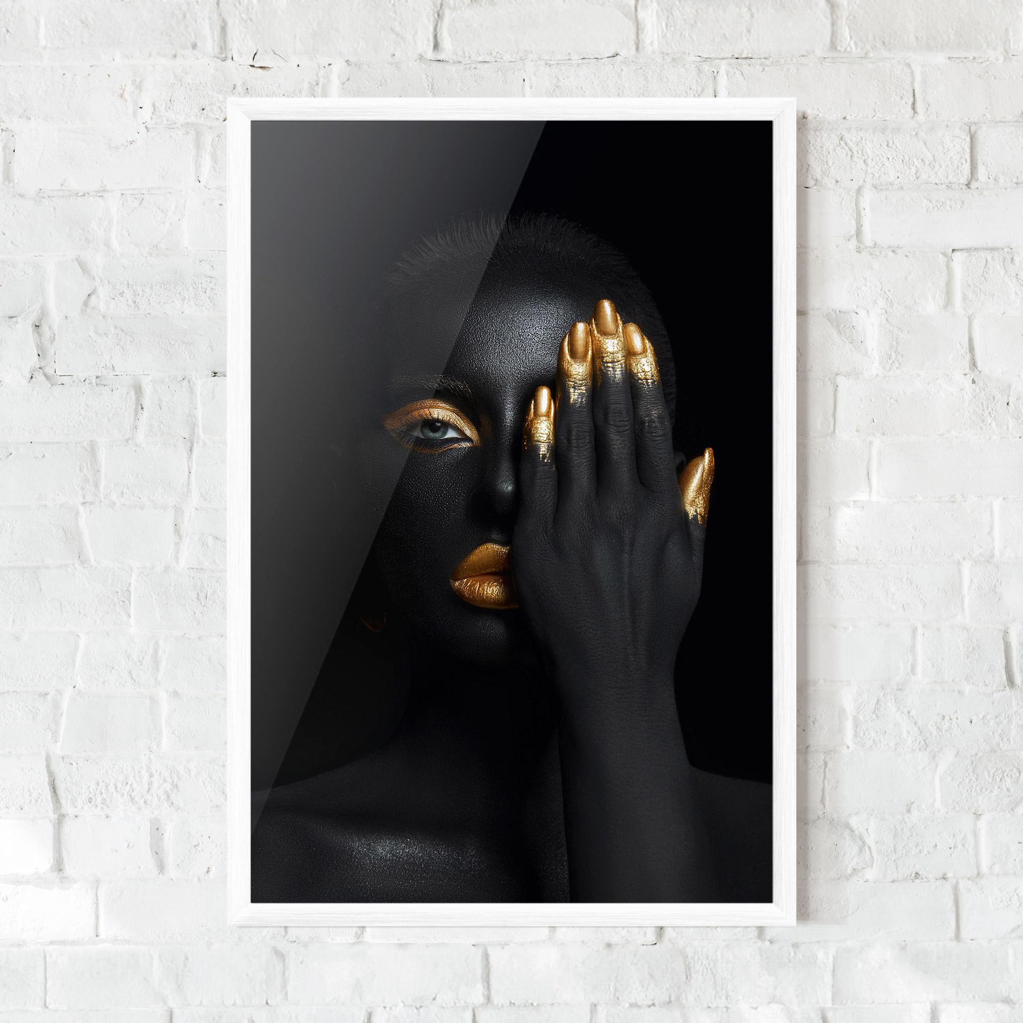 Keretezett Poszter Gold Makeup Chain mockup 0