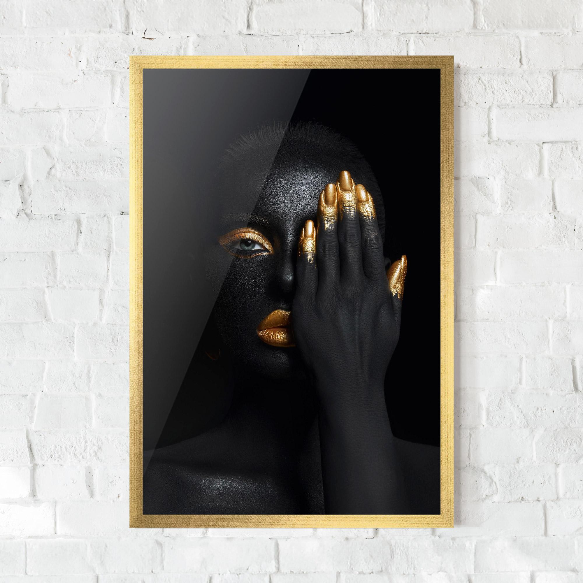 Keretezett Poszter Gold Makeup Chain mockup 0