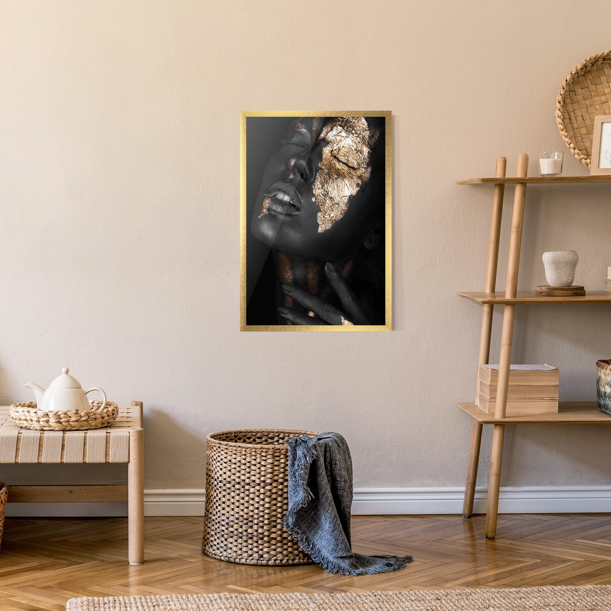 Keretezett Poszter Darkskinned Gold Art mockup 9