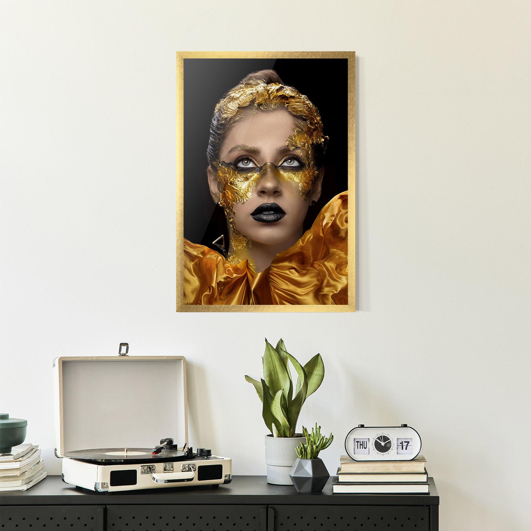 Keretezett Poszter Glamorous Gold Outfit mockup 2