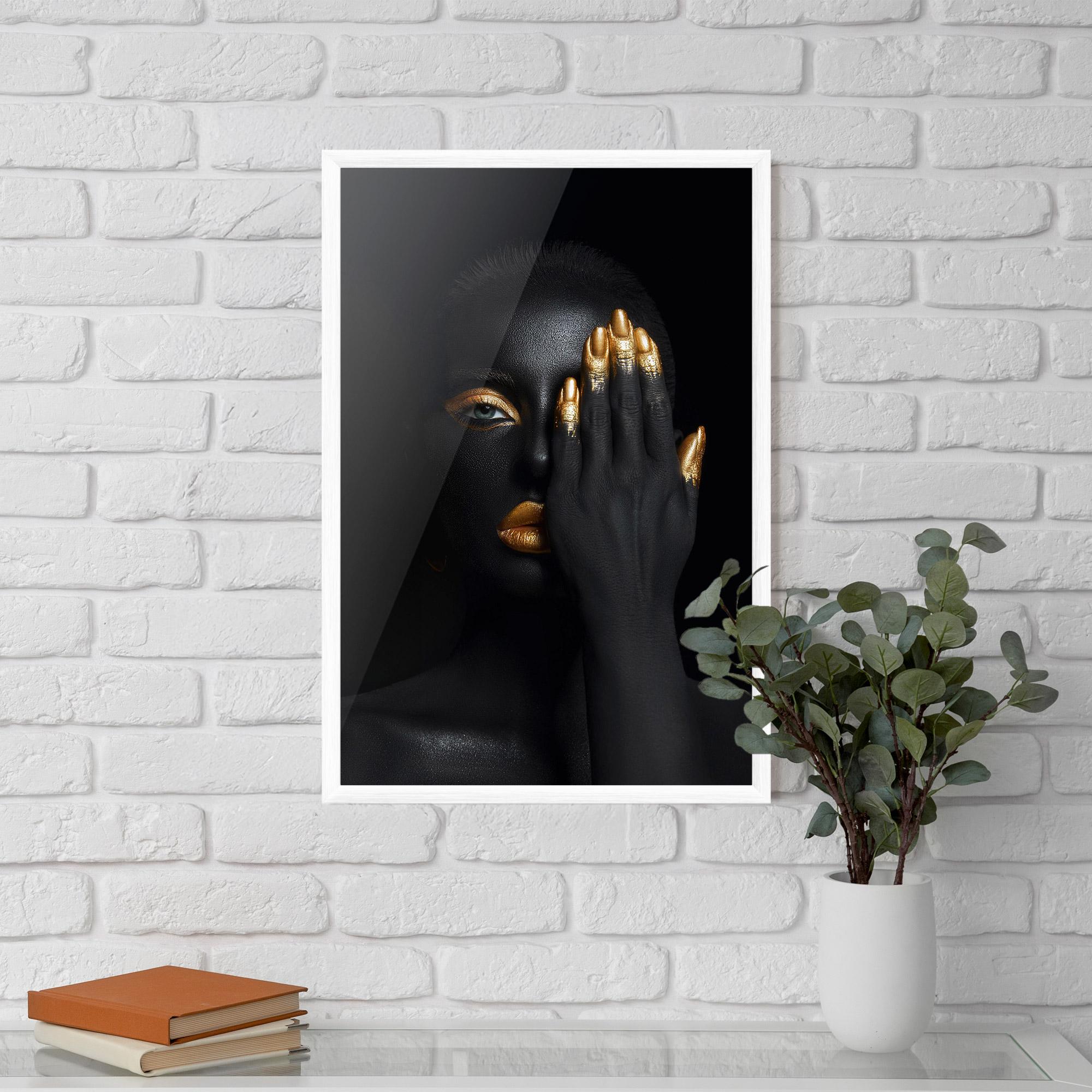 Keretezett Poszter Gold Makeup Chain mockup 5