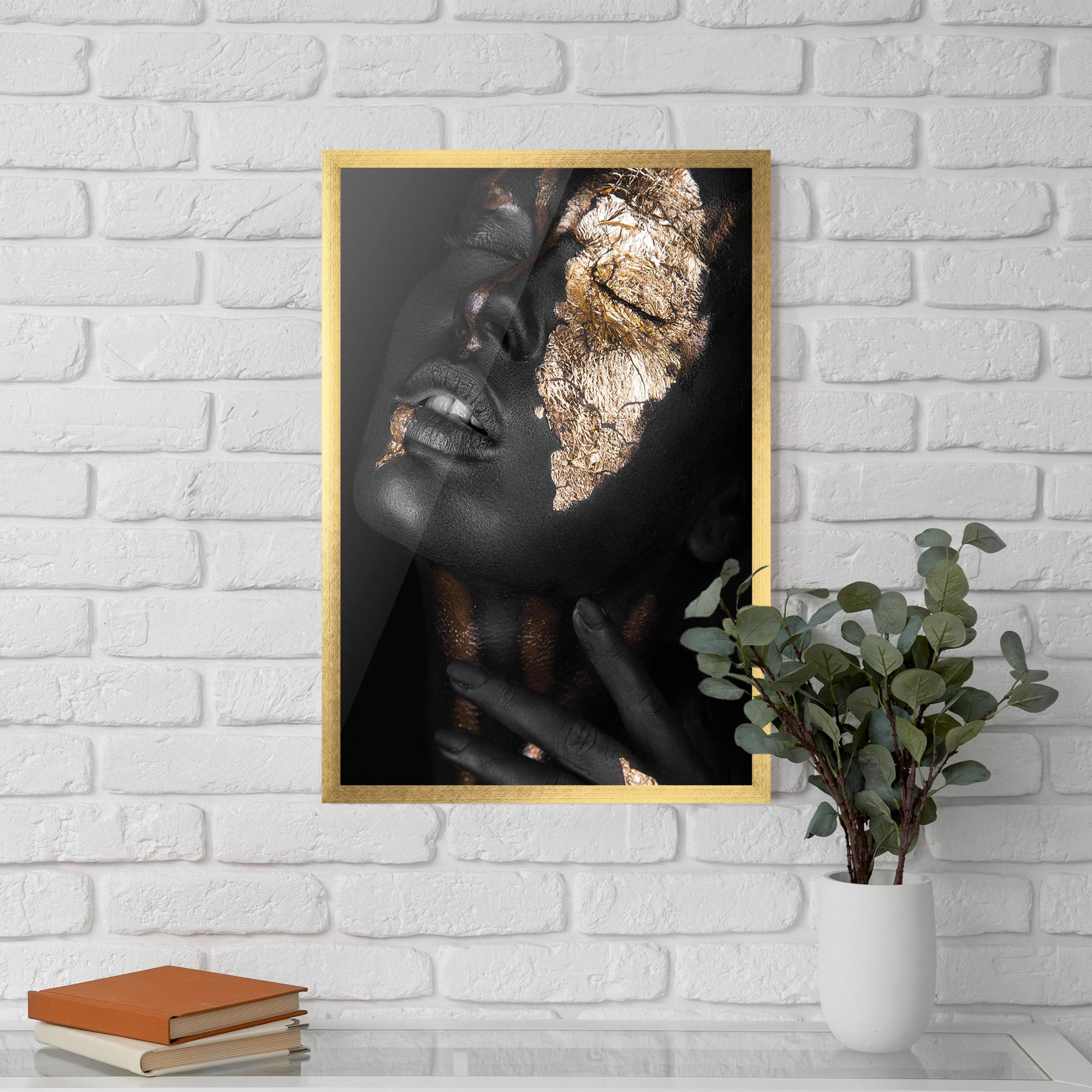 Keretezett Poszter Darkskinned Gold Art mockup 5