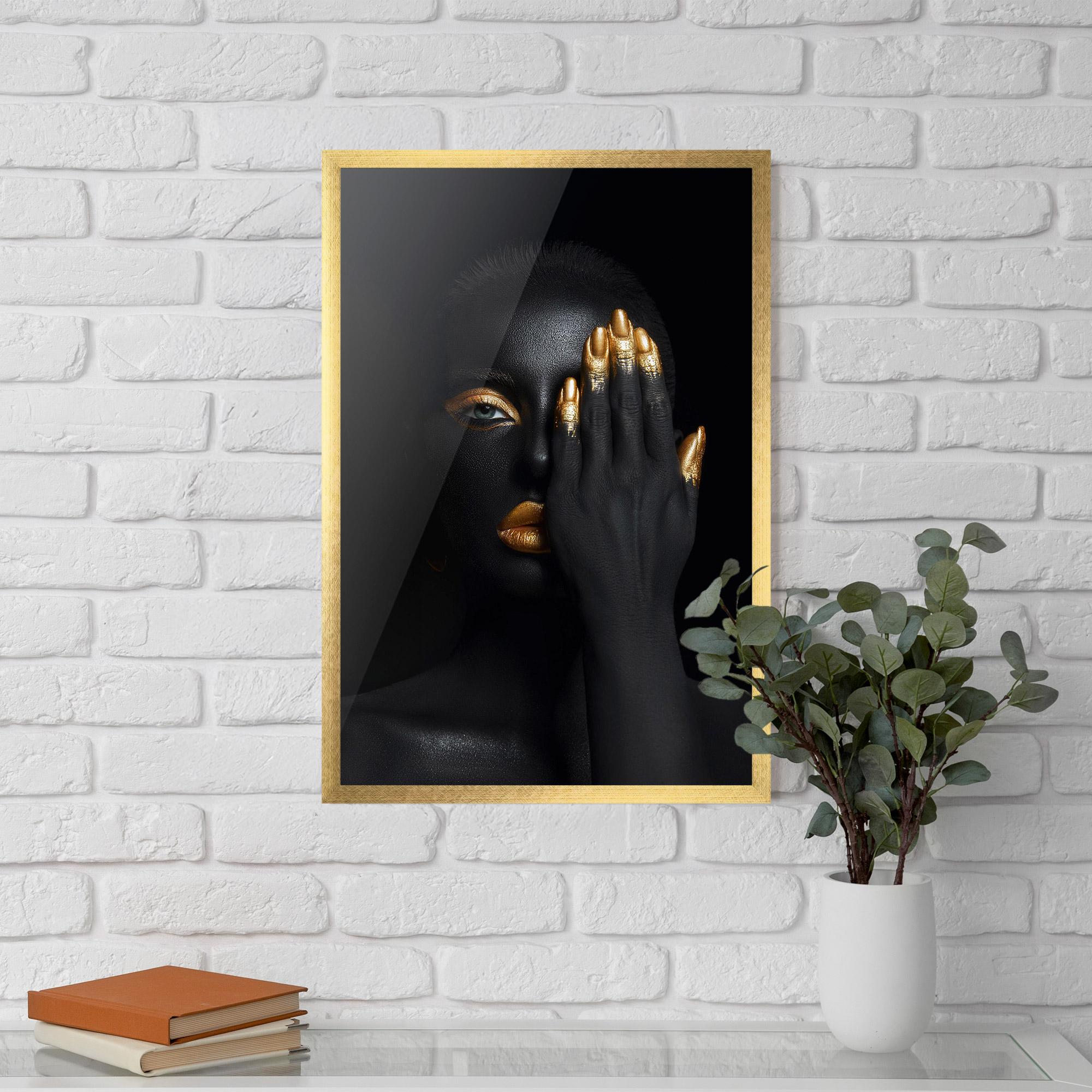 Keretezett Poszter Gold Makeup Chain mockup 5