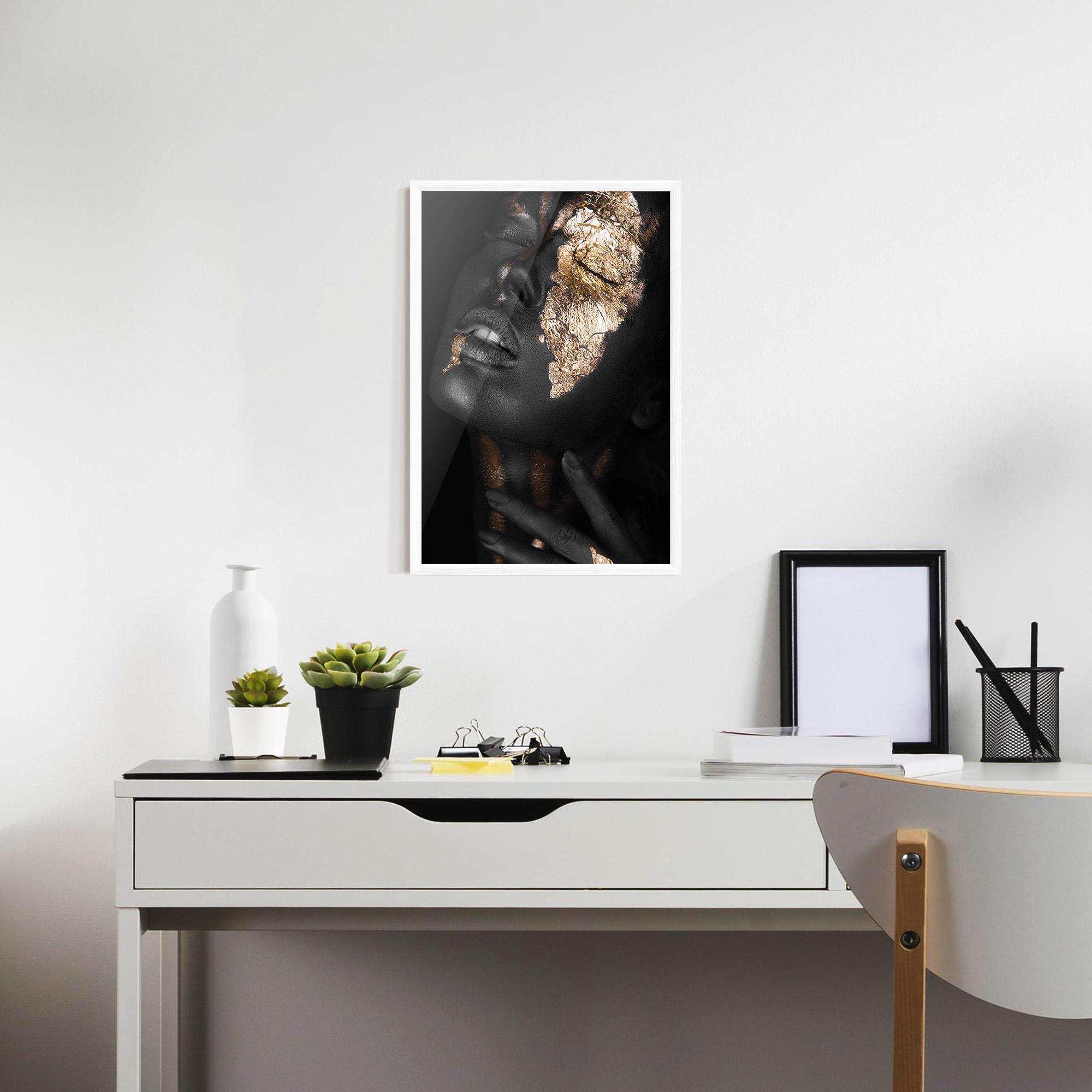 Keretezett Poszter Darkskinned Gold Art mockup 7