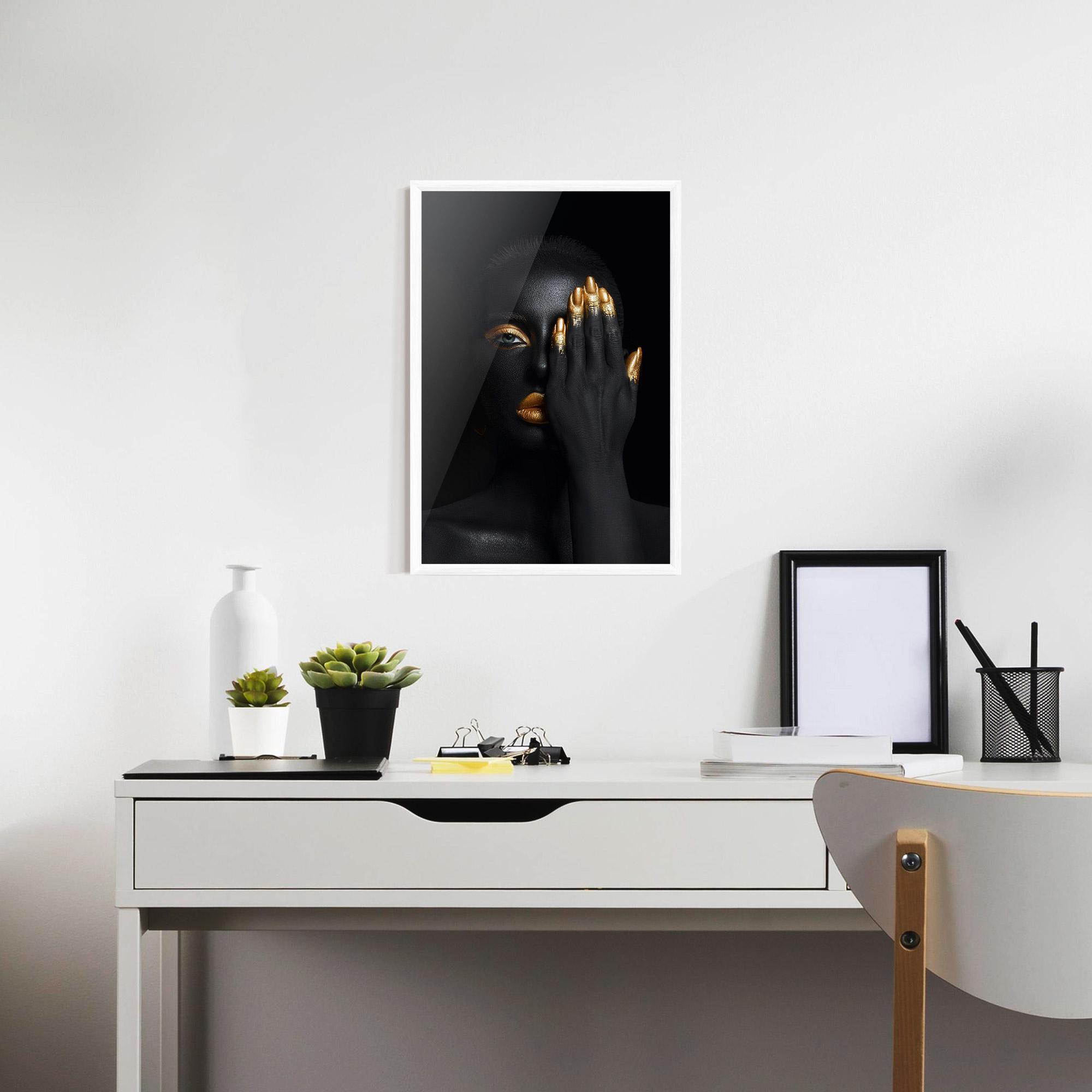 Keretezett Poszter Gold Makeup Chain mockup 7