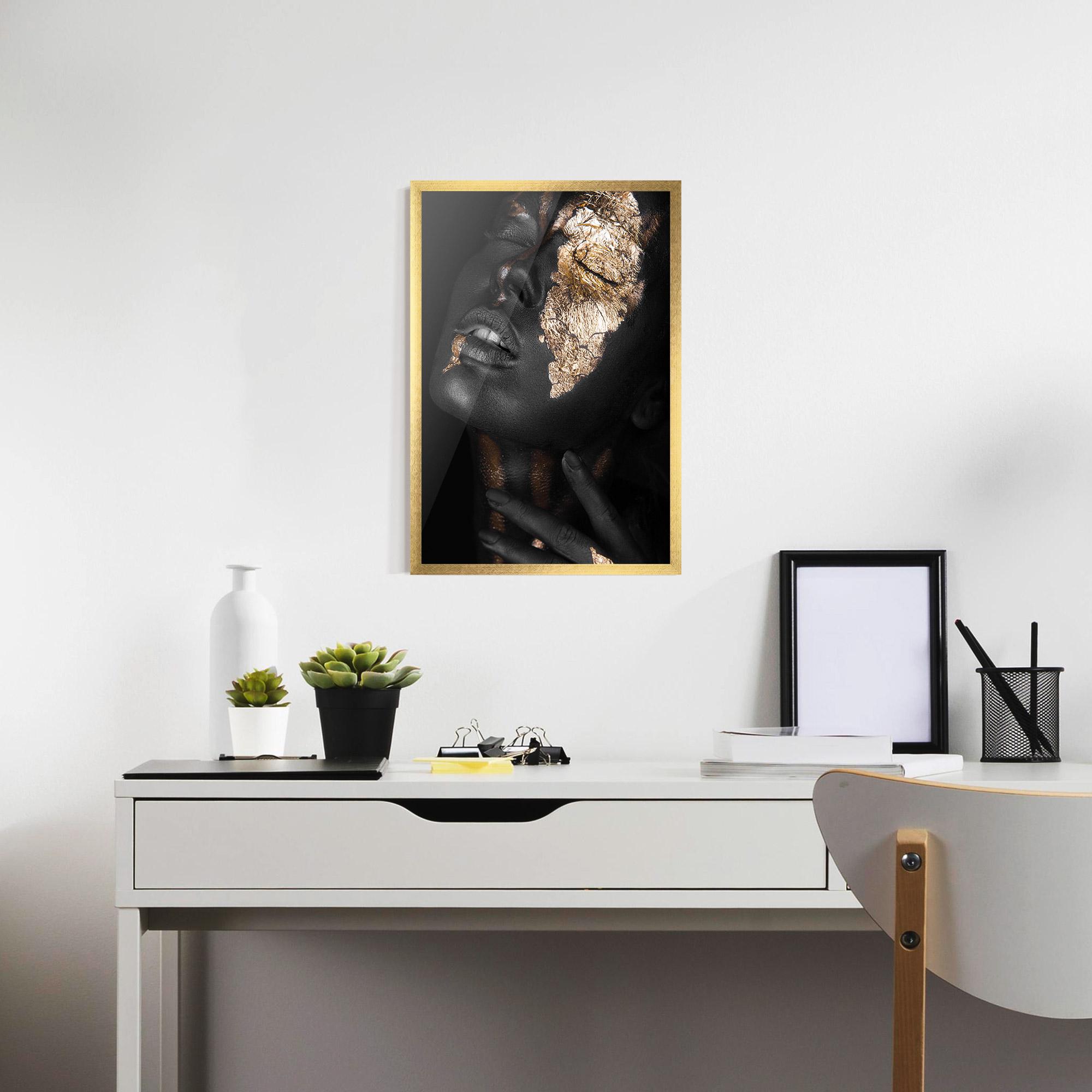 Keretezett Poszter Darkskinned Gold Art mockup 7