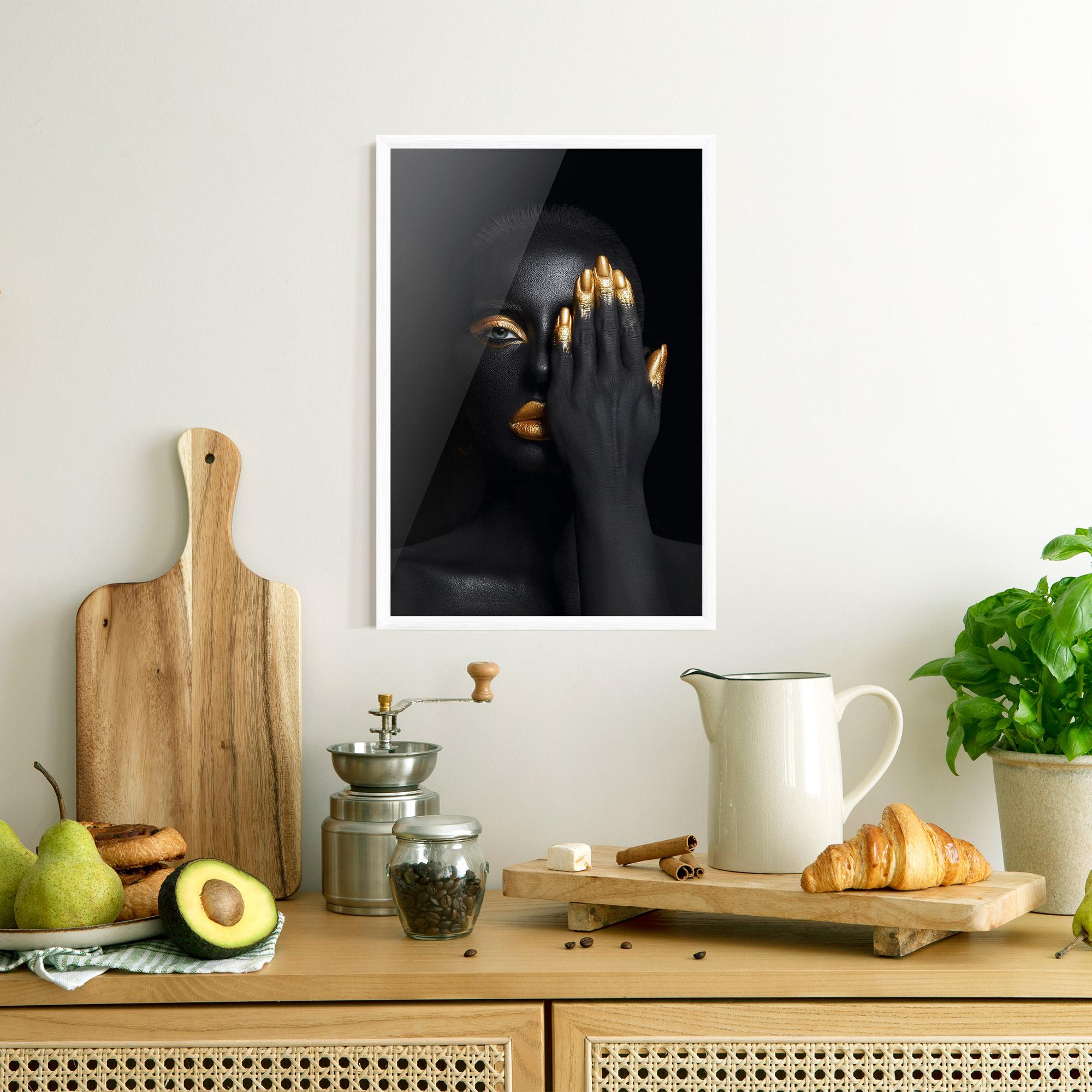 Keretezett Poszter Gold Makeup Chain mockup 8