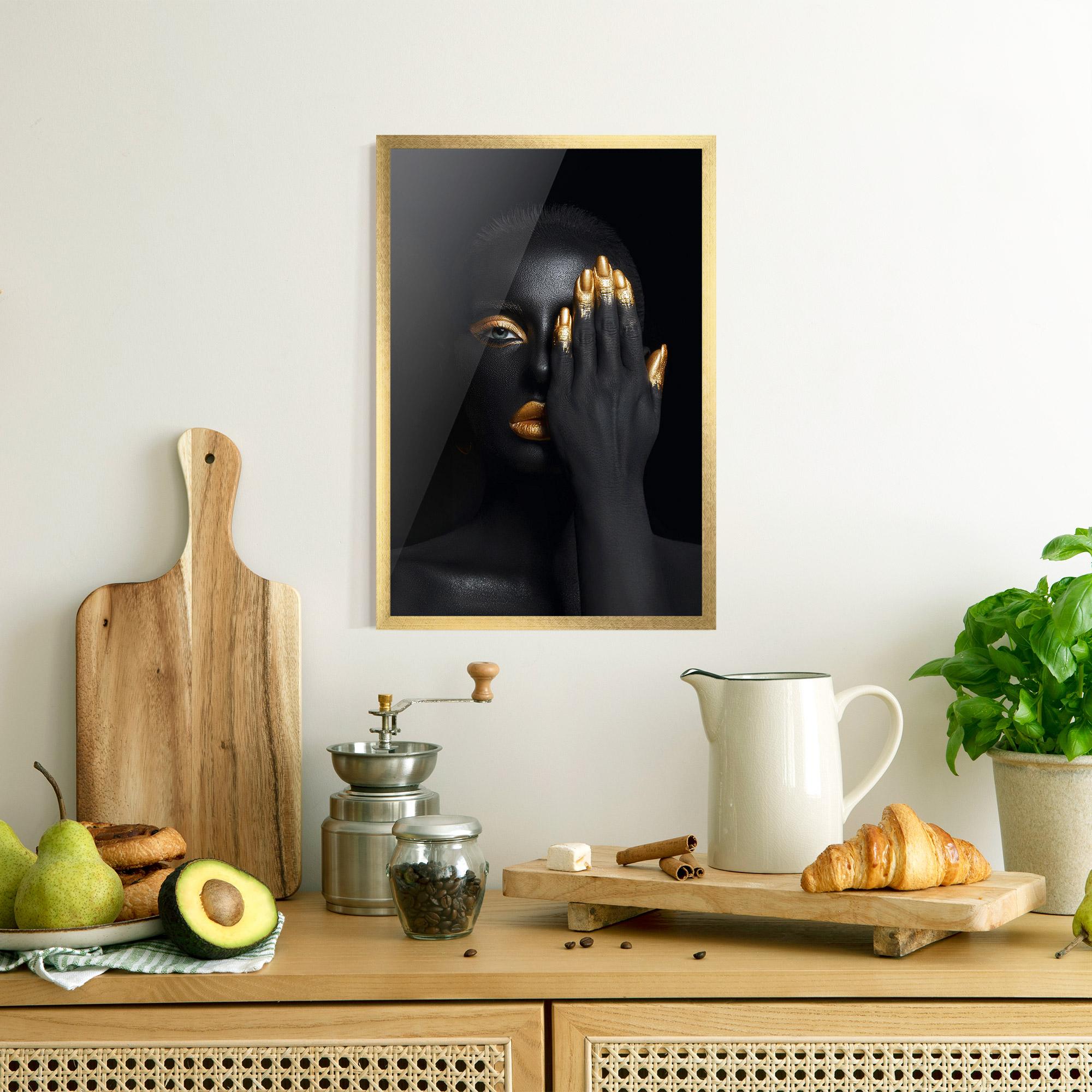 Keretezett Poszter Gold Makeup Chain mockup 8