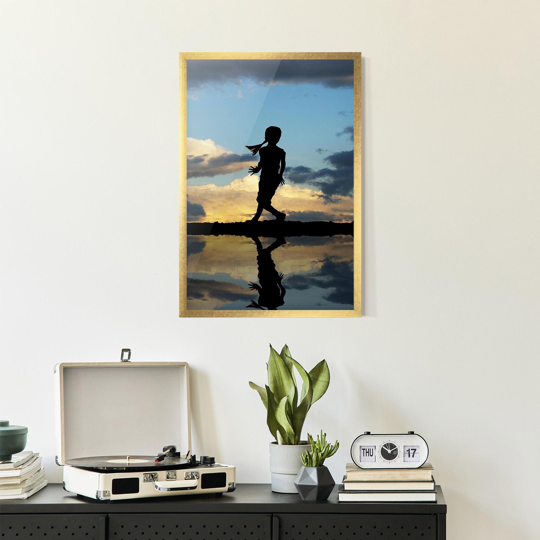 Keretezett Poszter Little Girl Jumping mockup 2