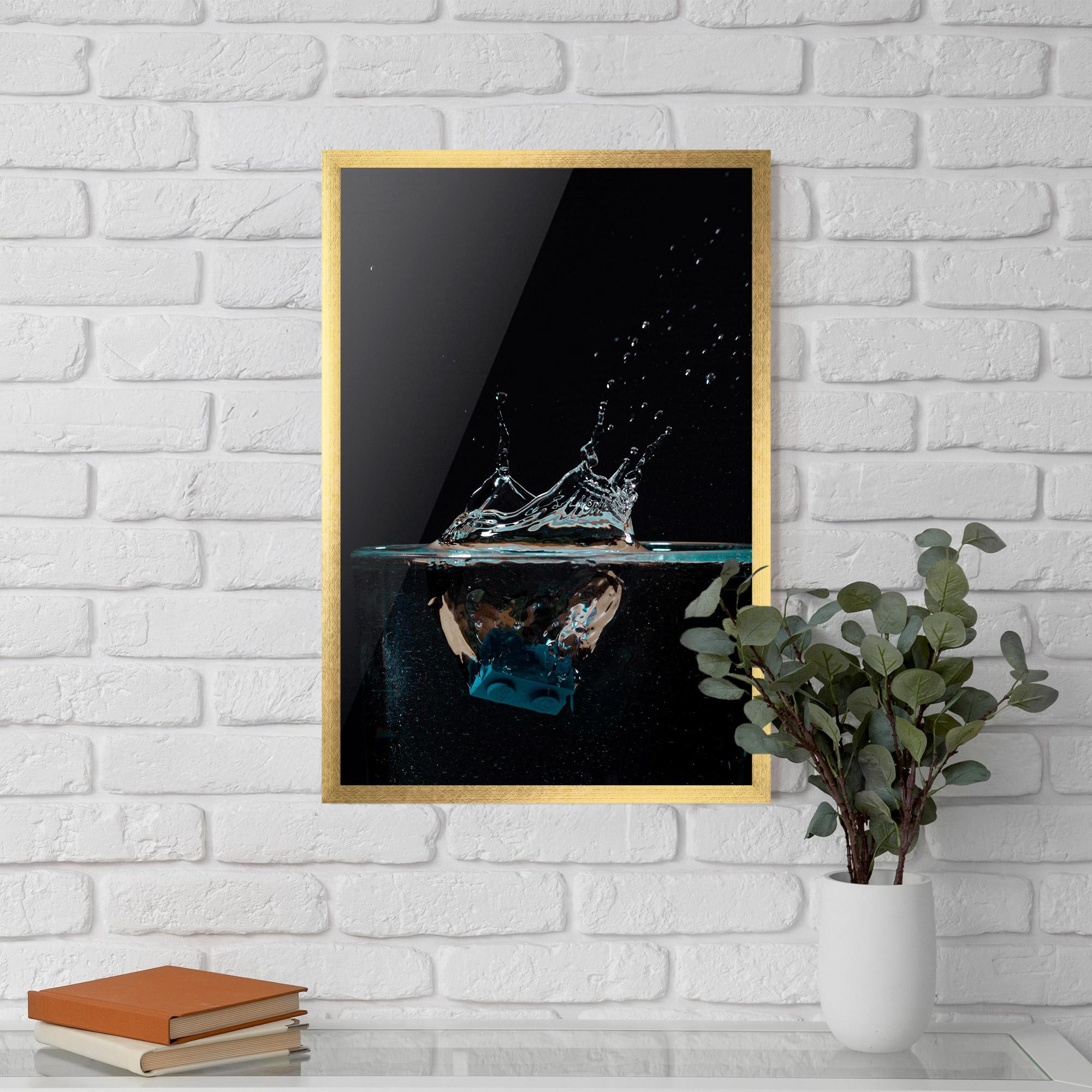 Keretezett Poszter Close Up Splash mockup 5