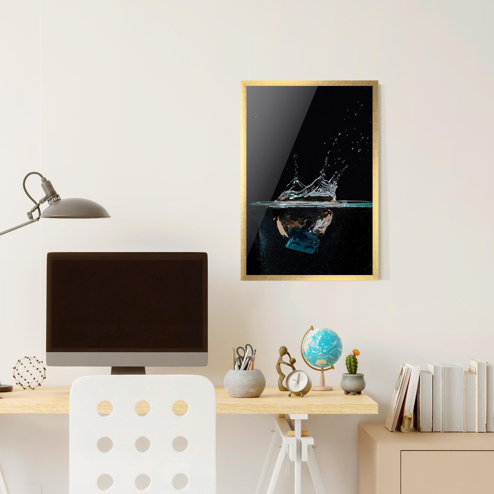 Keretezett Poszter Close Up Splash mockup 6