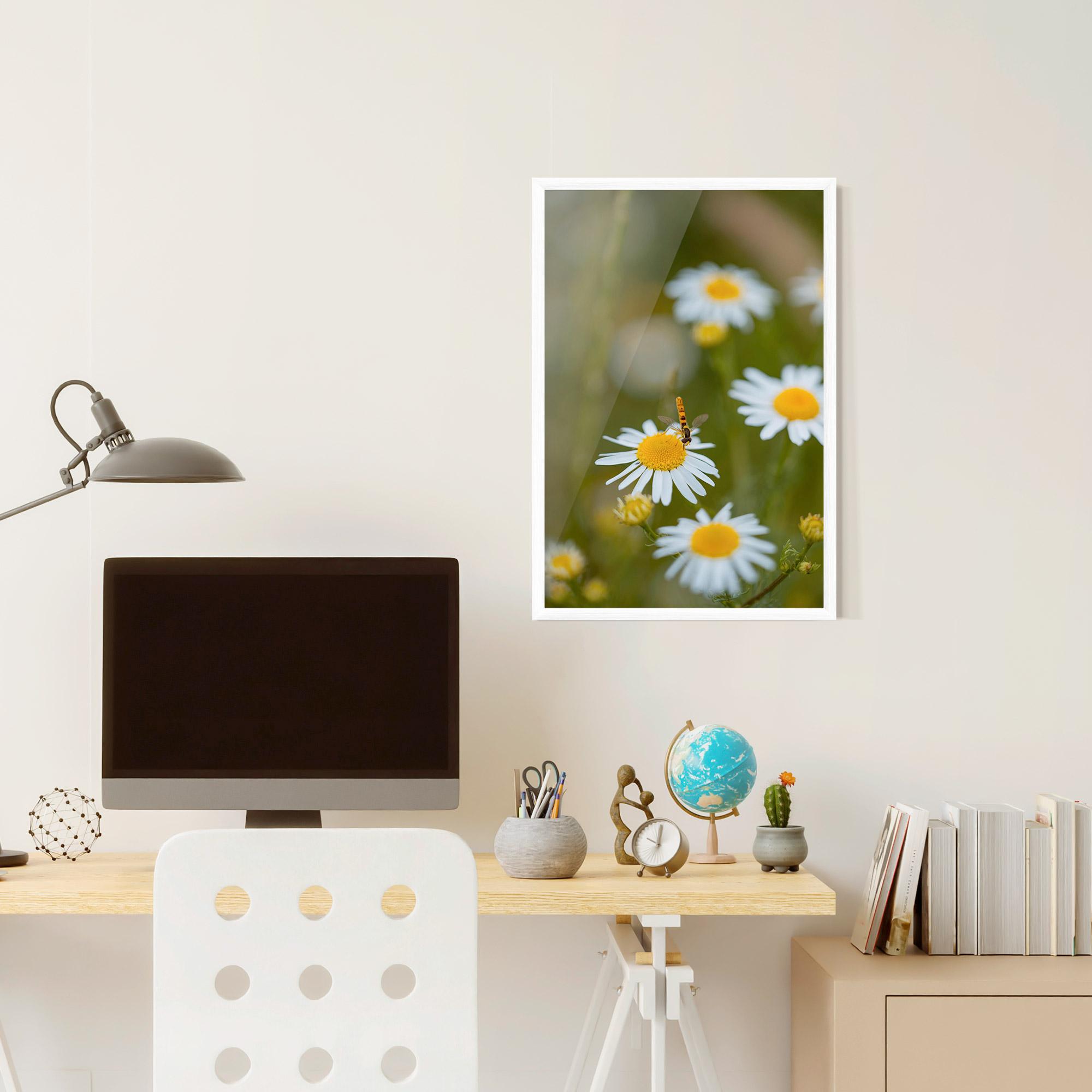 Keretezett Poszter Bug On Small Daisy mockup 6