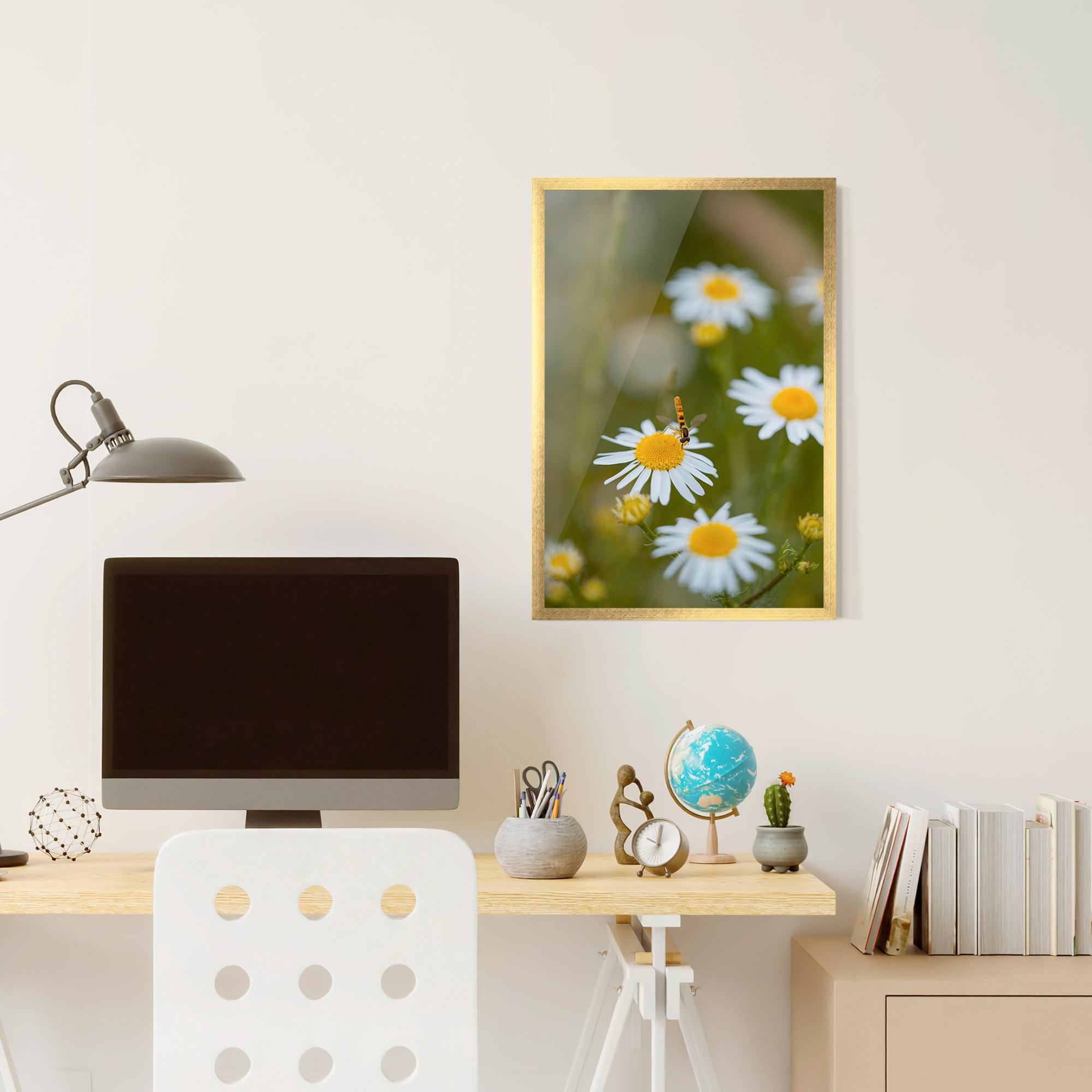 Keretezett Poszter Bug On Small Daisy mockup 6