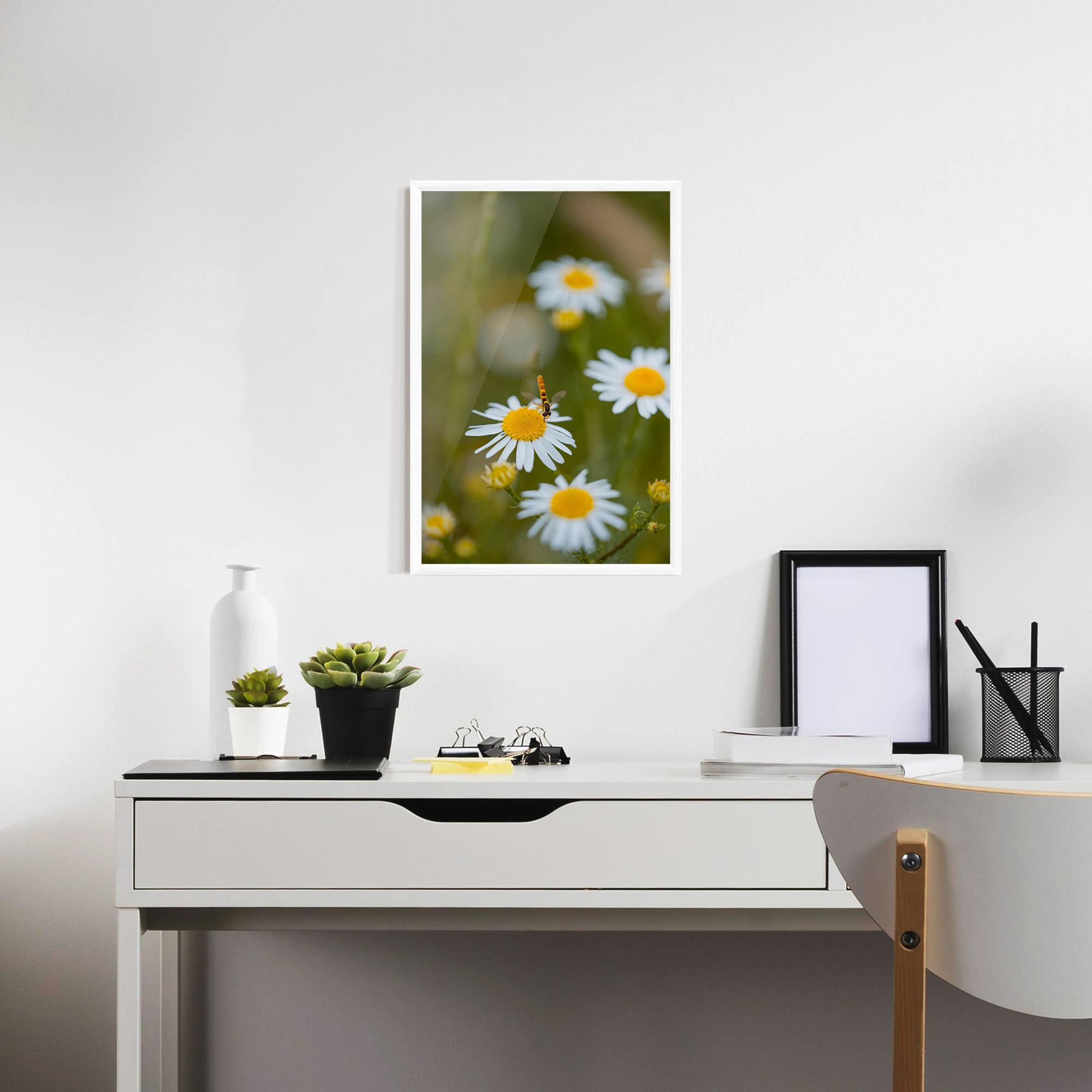 Keretezett Poszter Bug On Small Daisy mockup 7