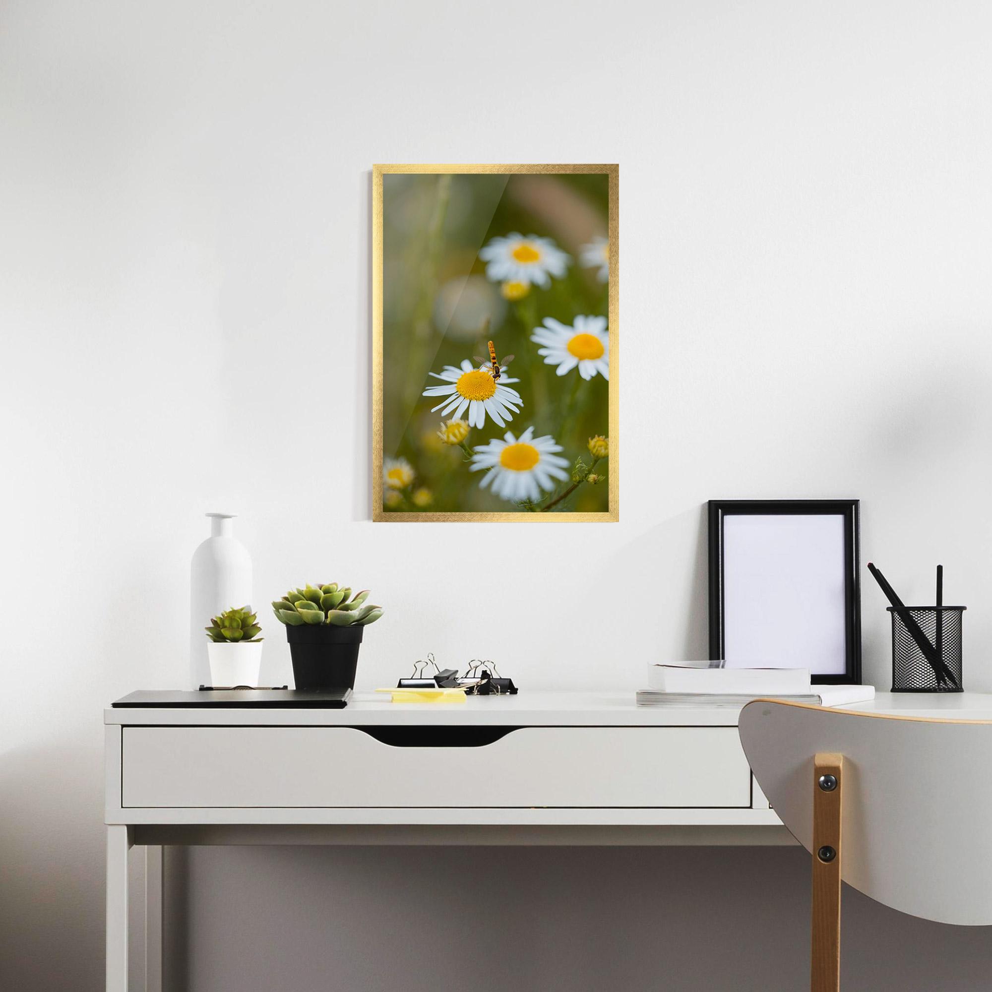 Keretezett Poszter Bug On Small Daisy mockup 7