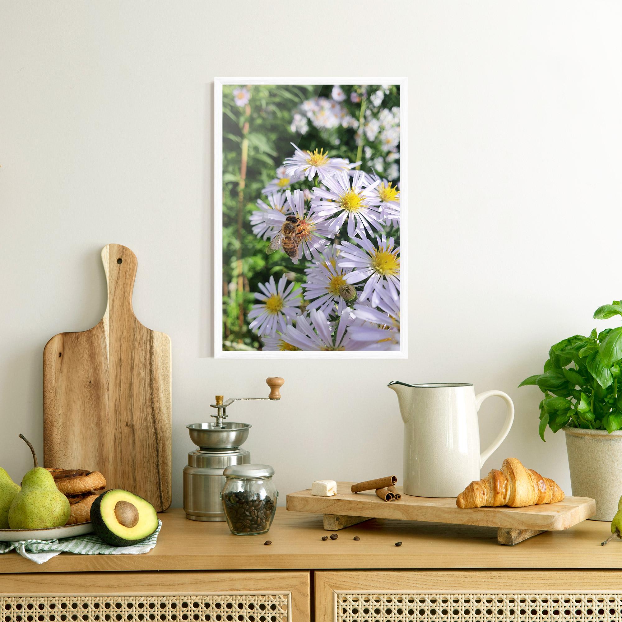 Keretezett Poszter Bee On Light Purple Daisy mockup 8