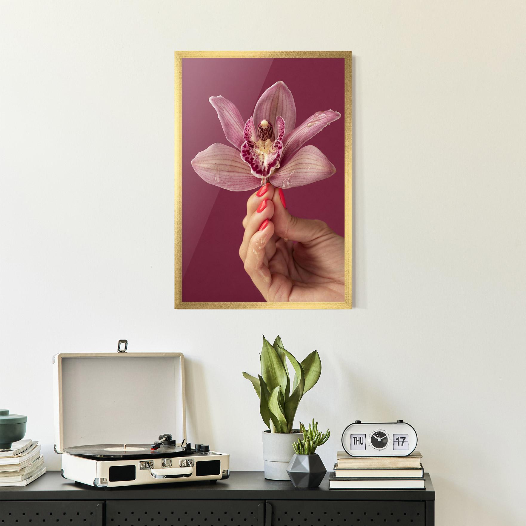 Keretezett Poszter Orchid Holding mockup 2