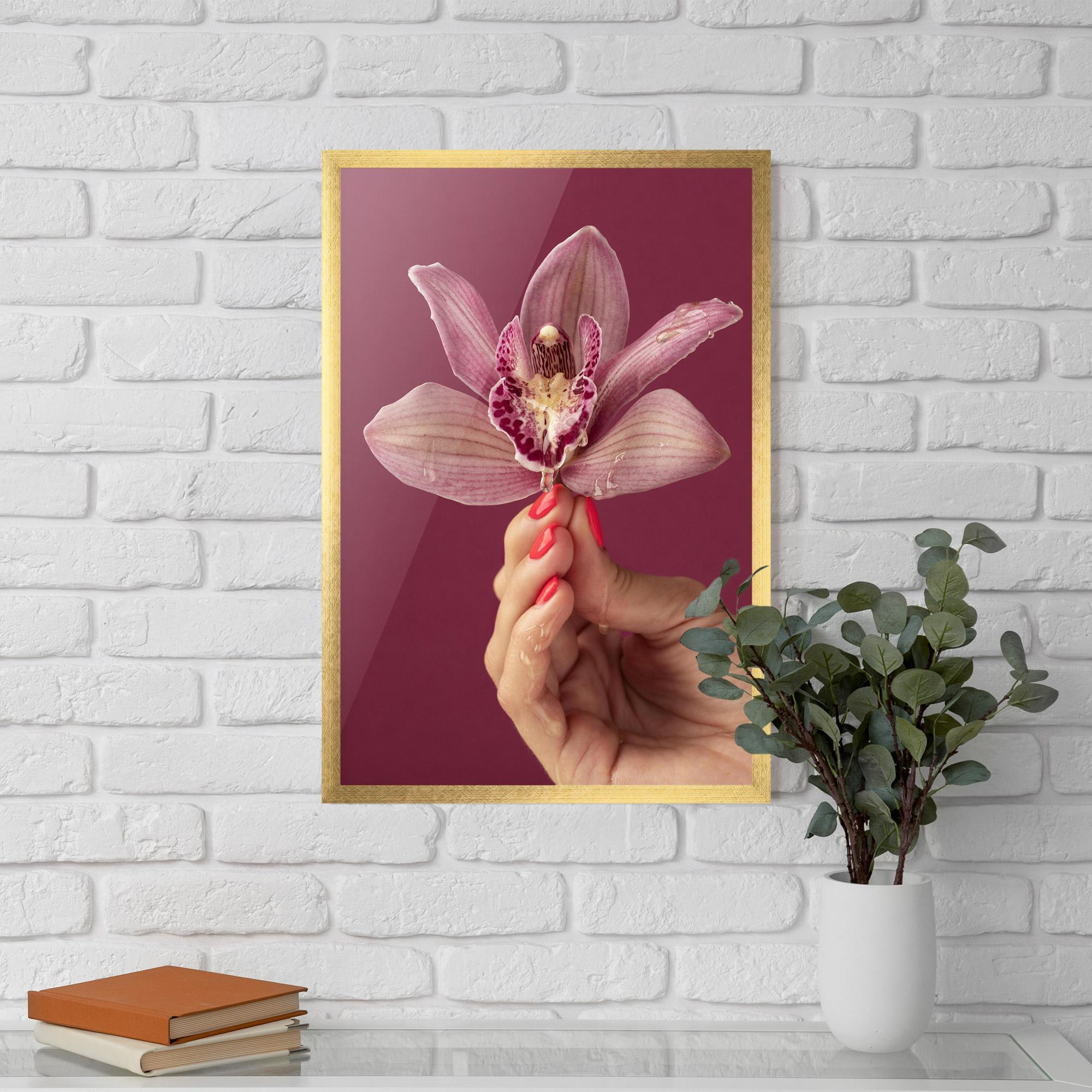 Keretezett Poszter Orchid Holding mockup 5