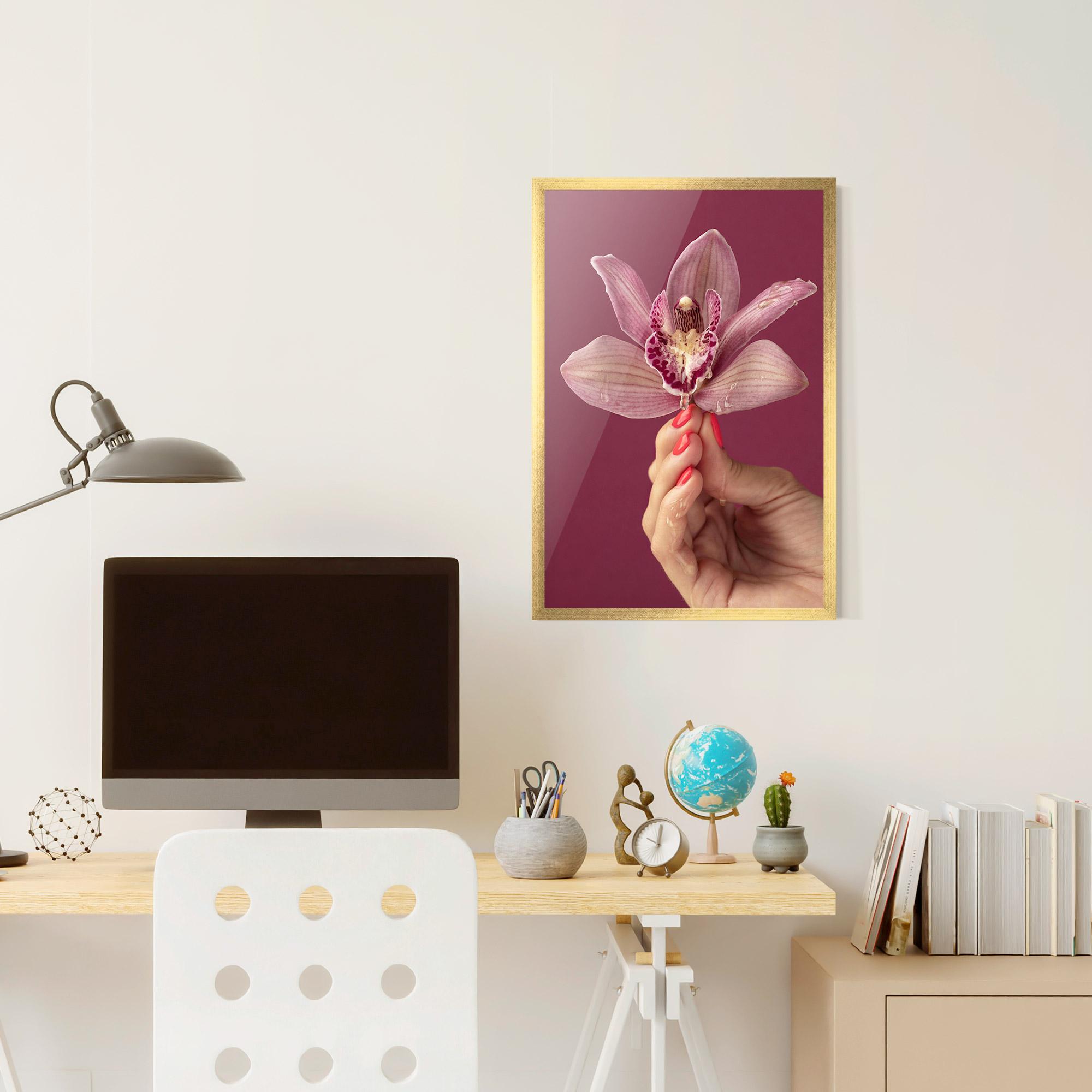 Keretezett Poszter Orchid Holding mockup 6