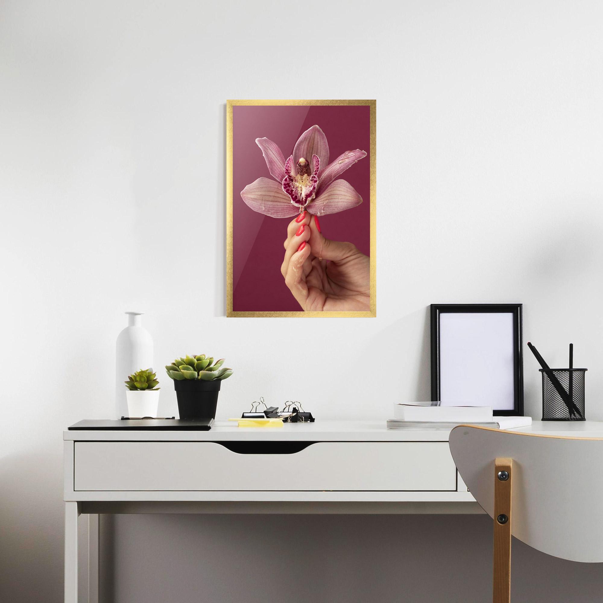 Keretezett Poszter Orchid Holding mockup 7