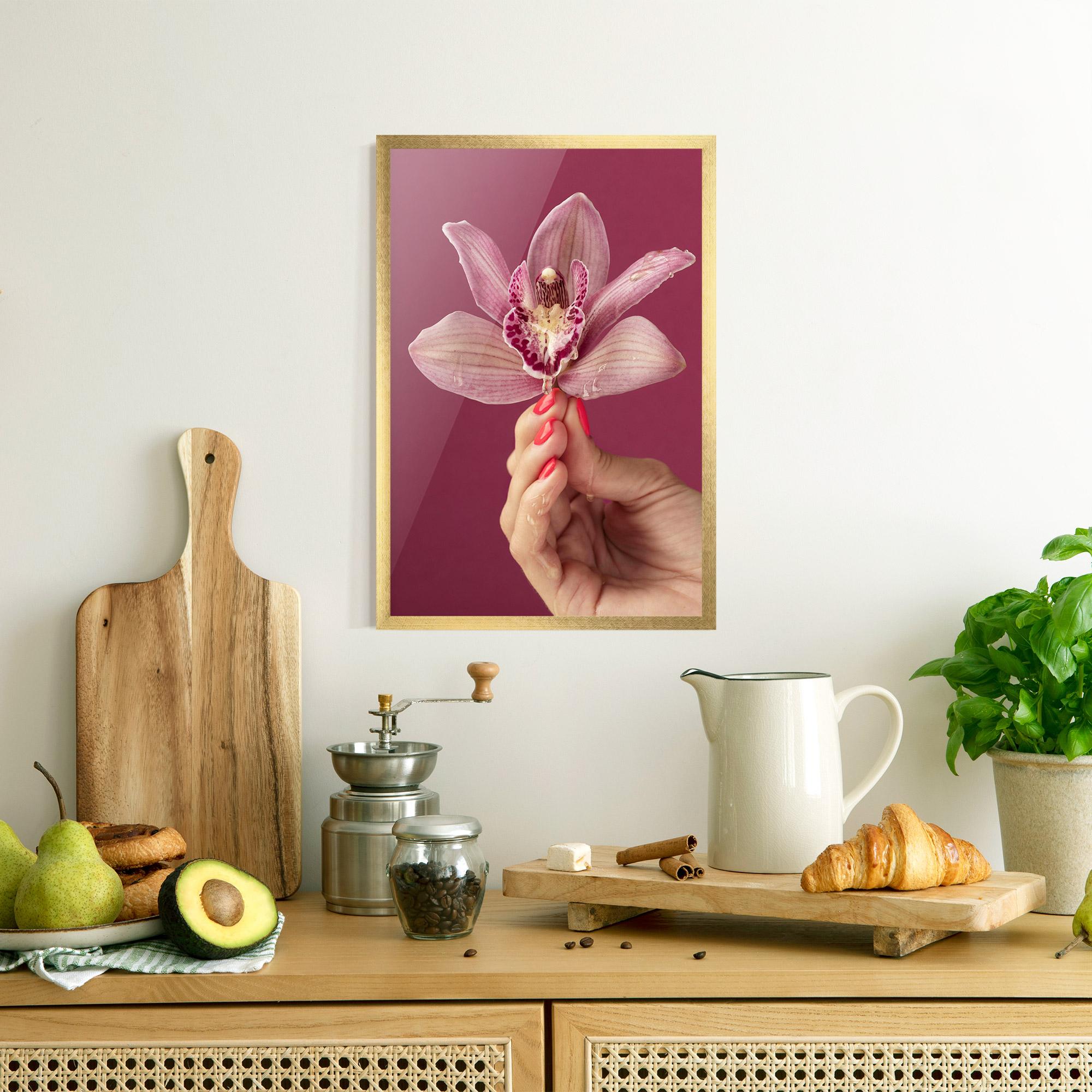 Keretezett Poszter Orchid Holding mockup 8