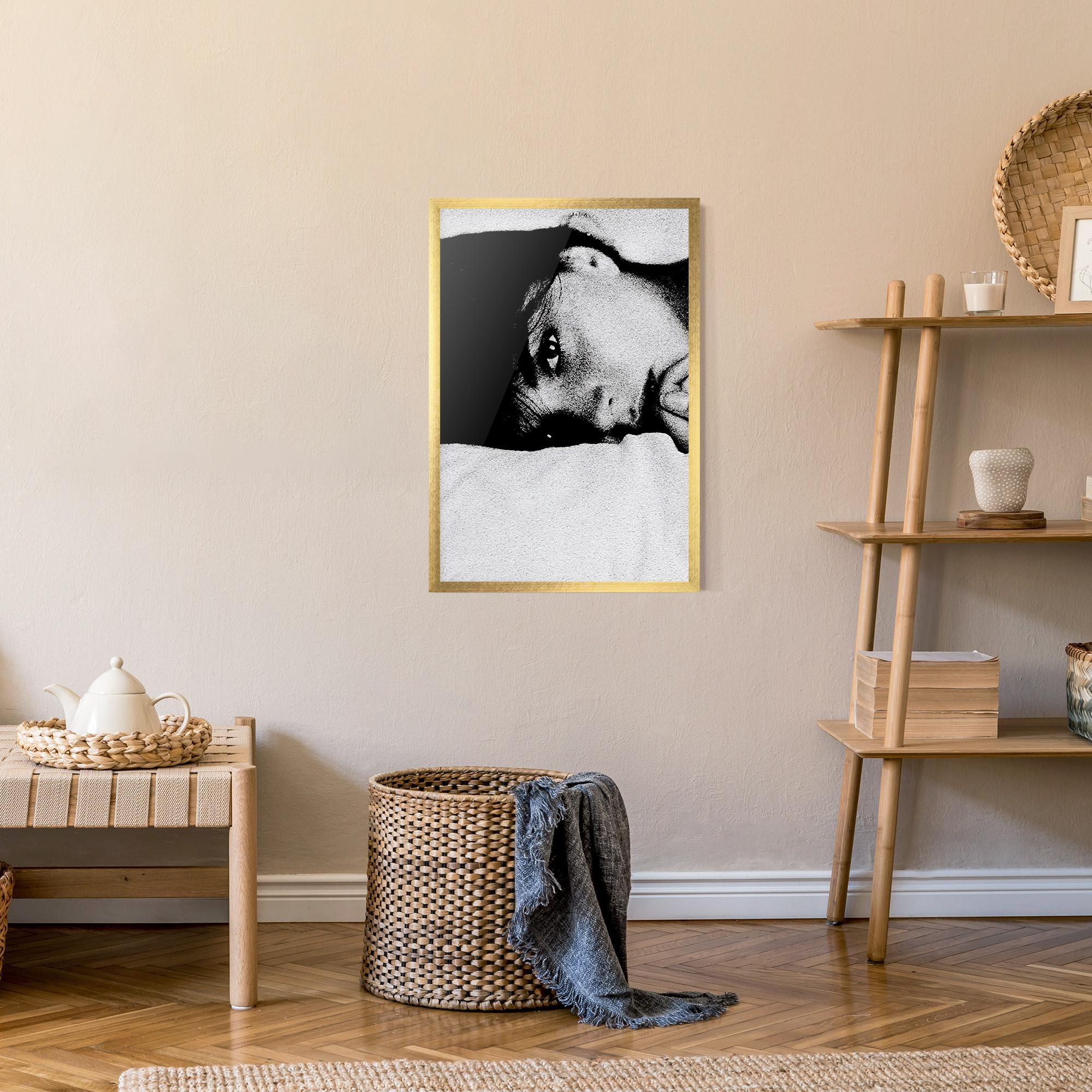 Keretezett Poszter Eye Contact mockup 9