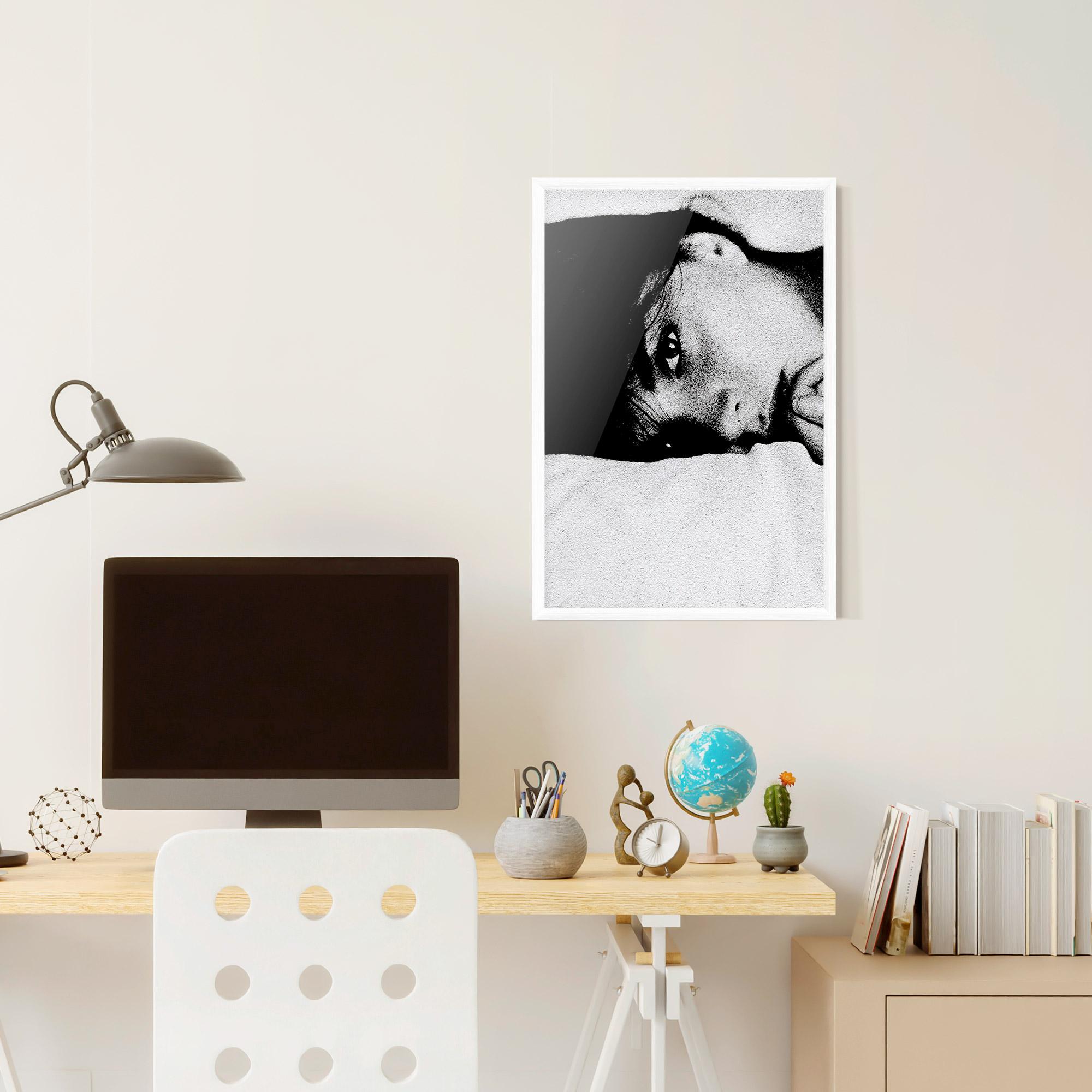 Keretezett Poszter Eye Contact mockup 6