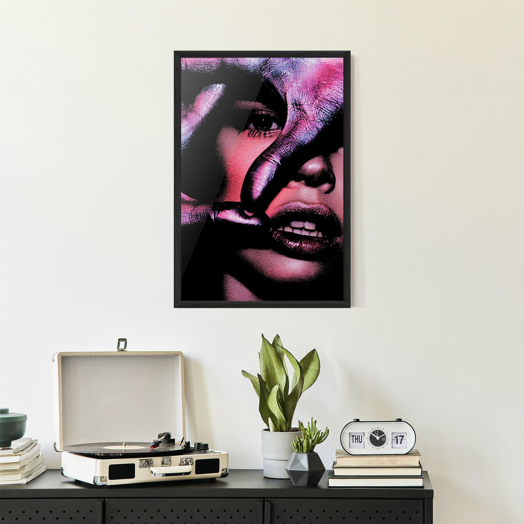 Keretezett Poszter Purple Glitter Hand mockup 2