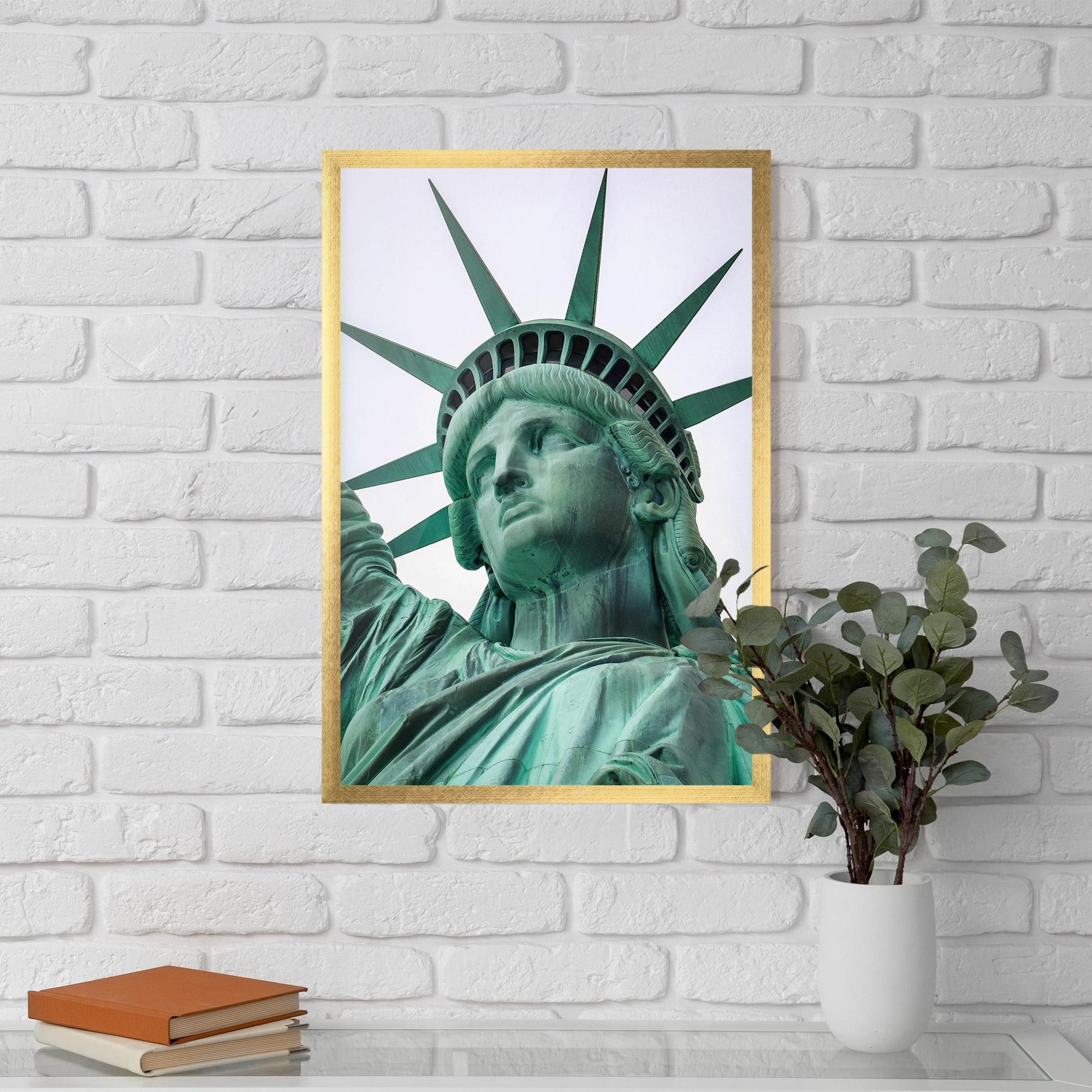Keretezett Poszter Statue Of Liberty Head mockup 5