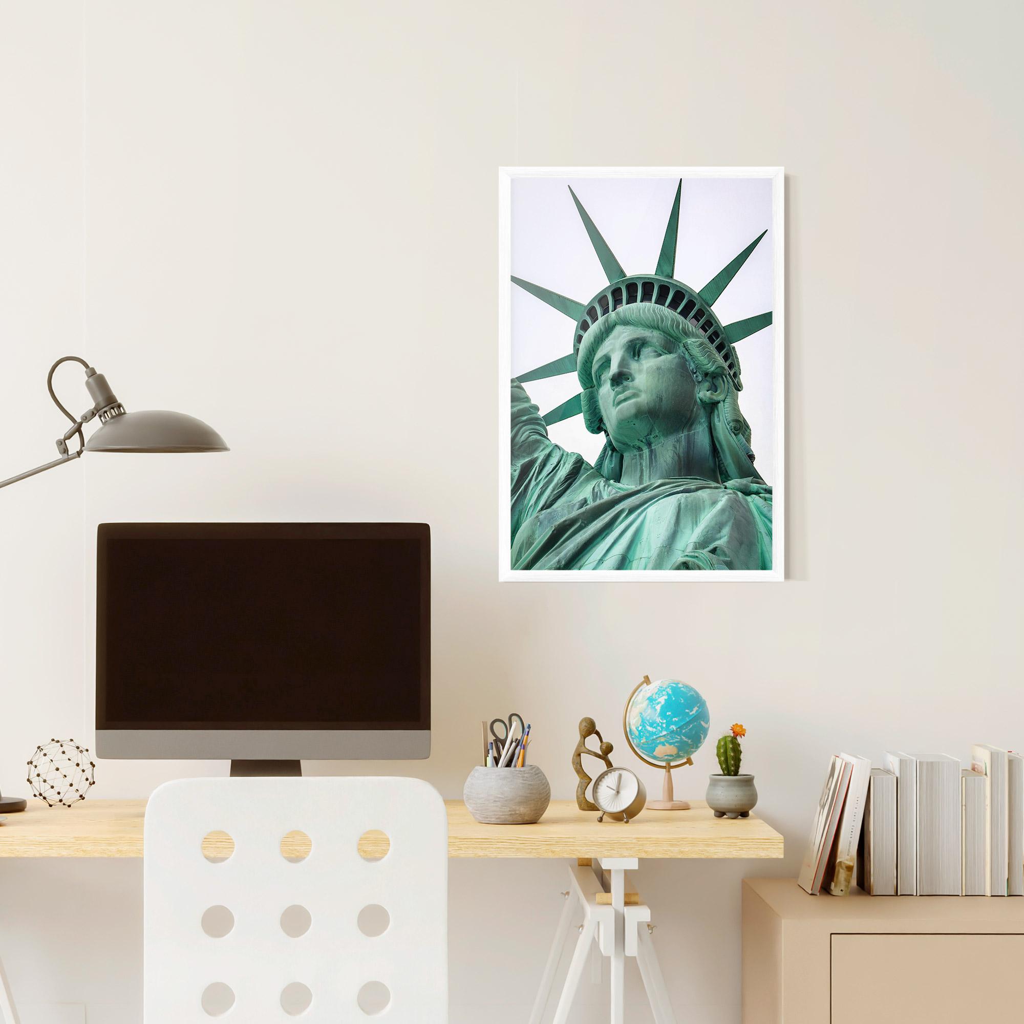 Keretezett Poszter Statue Of Liberty Head mockup 6