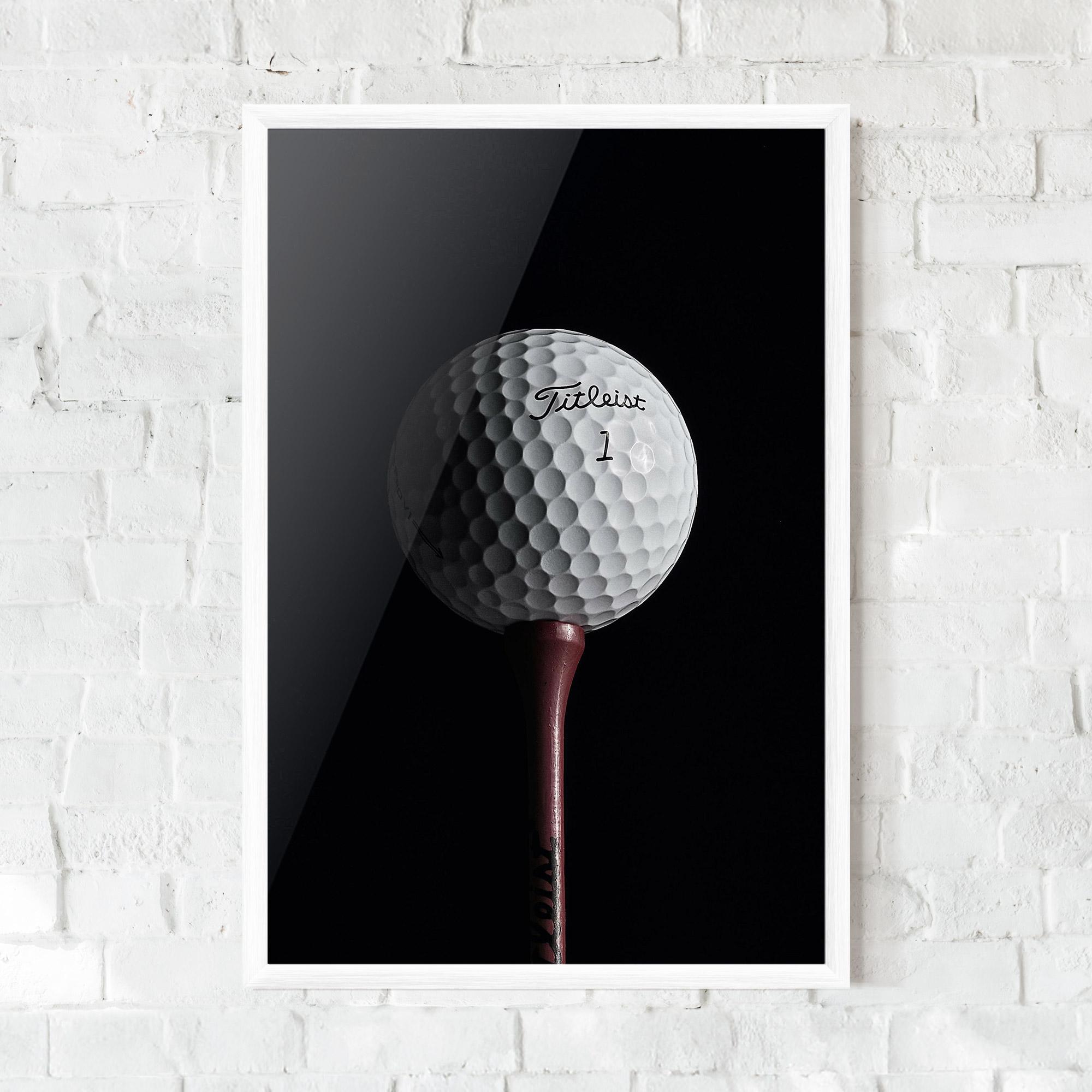 Keretezett Poszter White Golf Ball On Black mockup 0