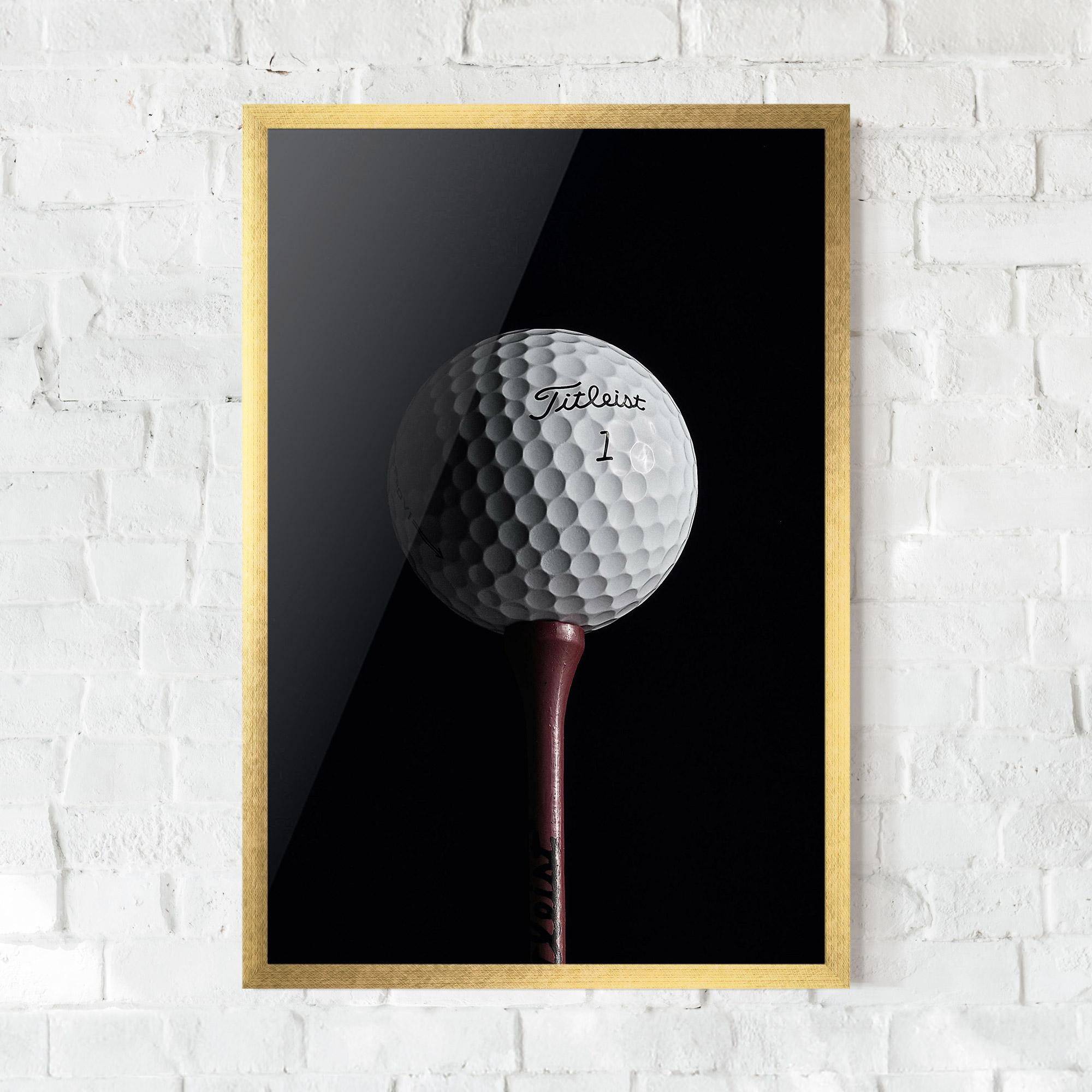 Keretezett Poszter White Golf Ball On Black mockup 0